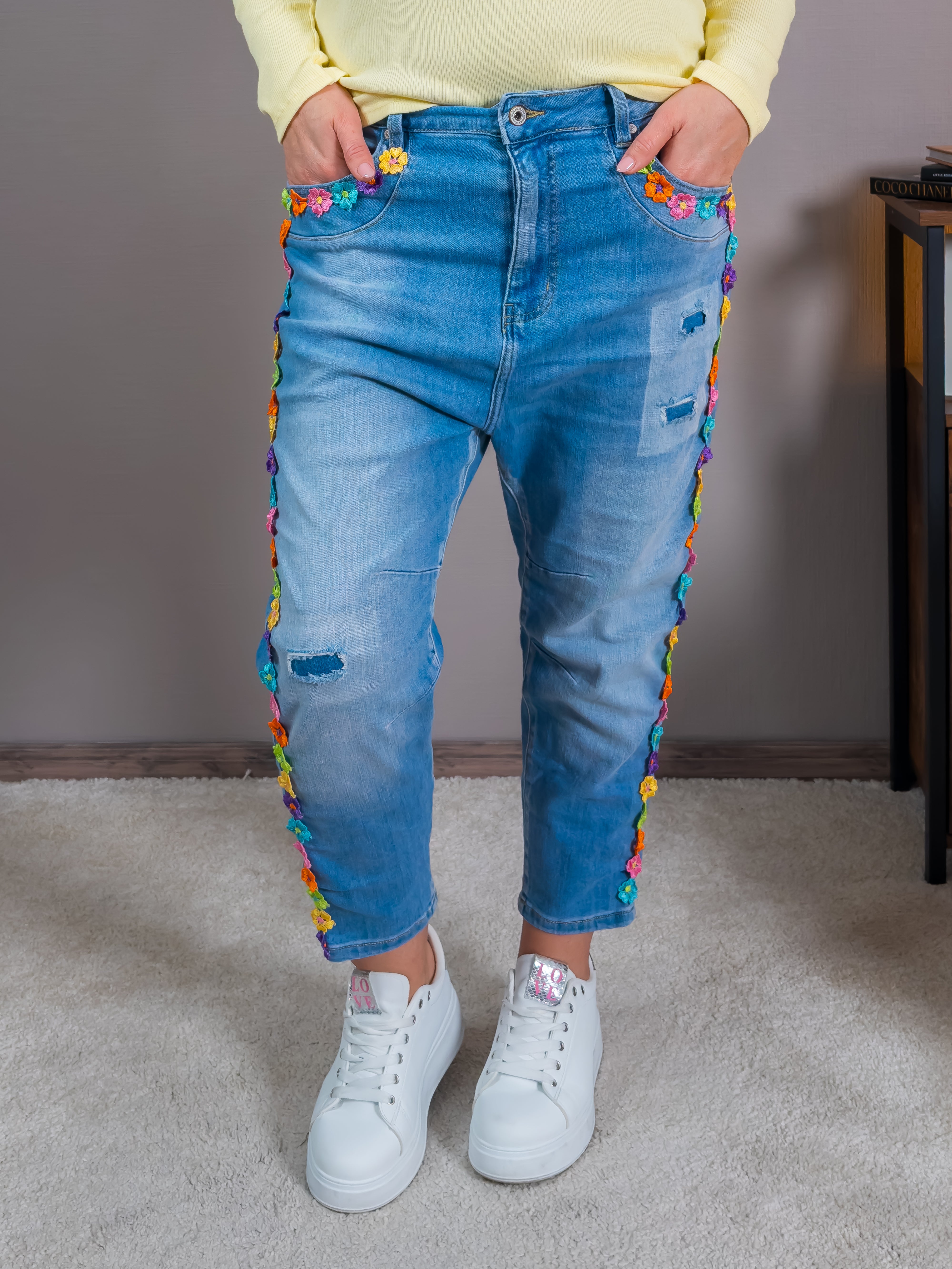 Leichte Baggy-Jeans mit Blumen-Applikationen und Destroyed-Effekt, blau