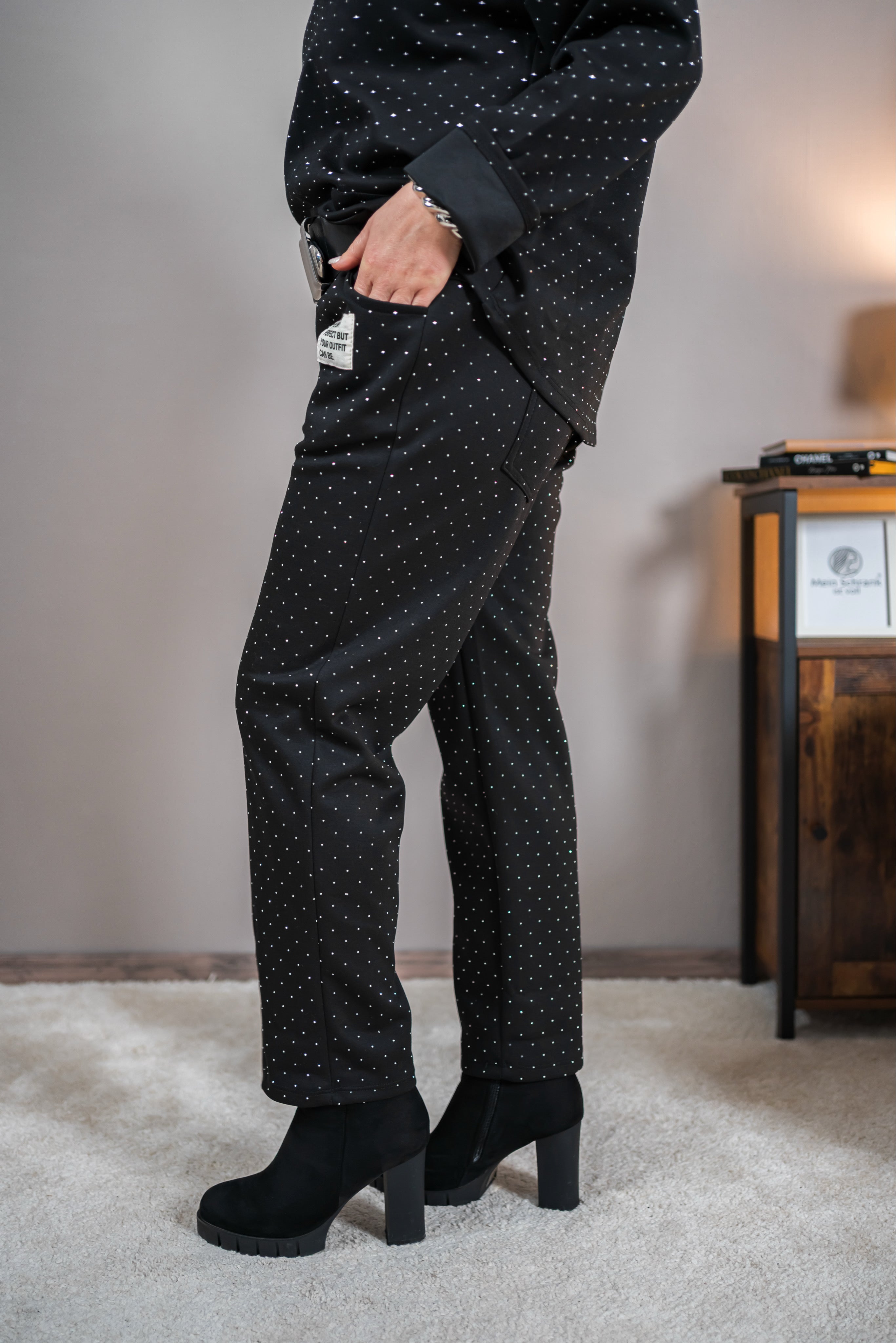 Hose mit Ziersteinchen, Patch und Gürtel, schwarz