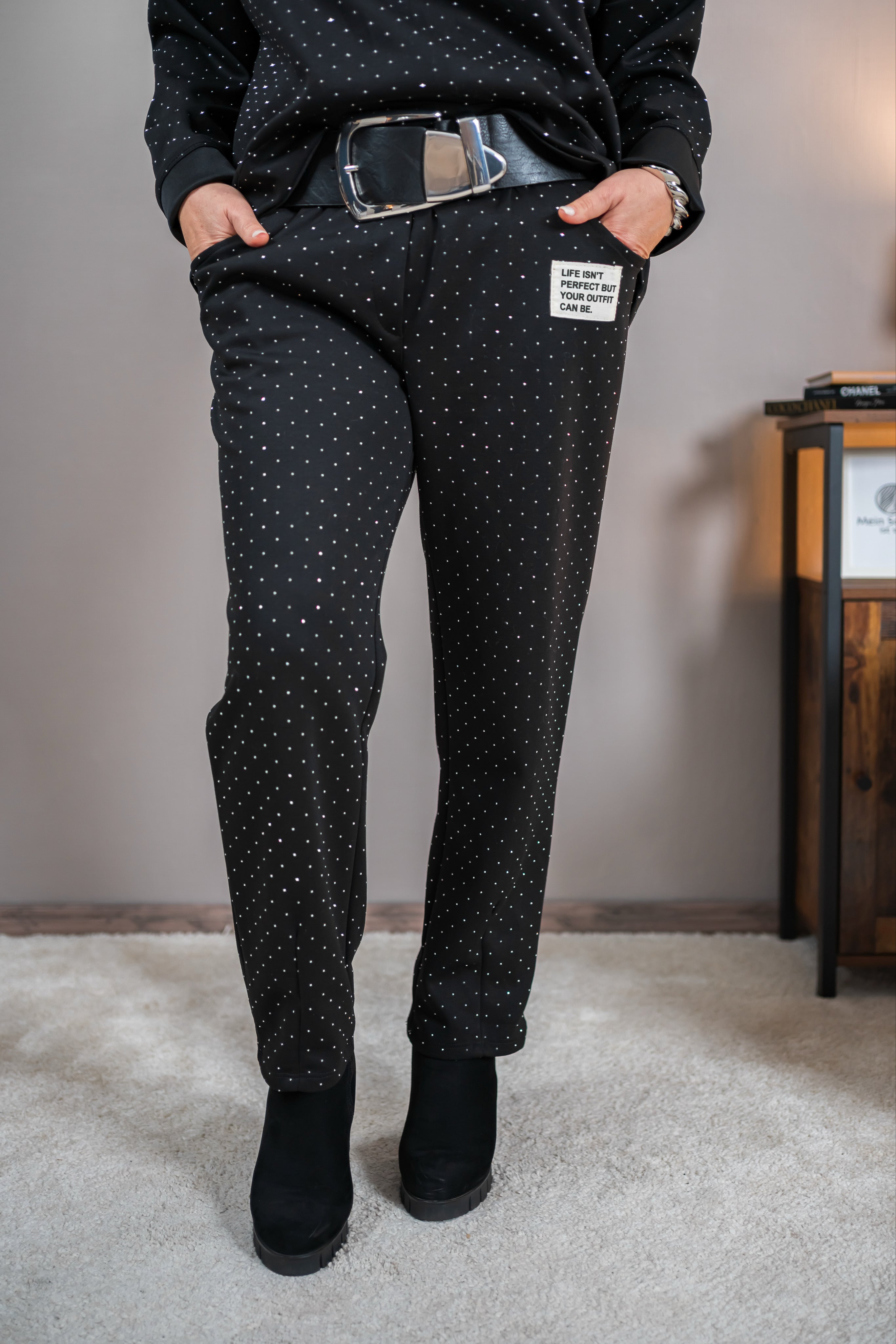 Hose mit Ziersteinchen, Patch und Gürtel, schwarz