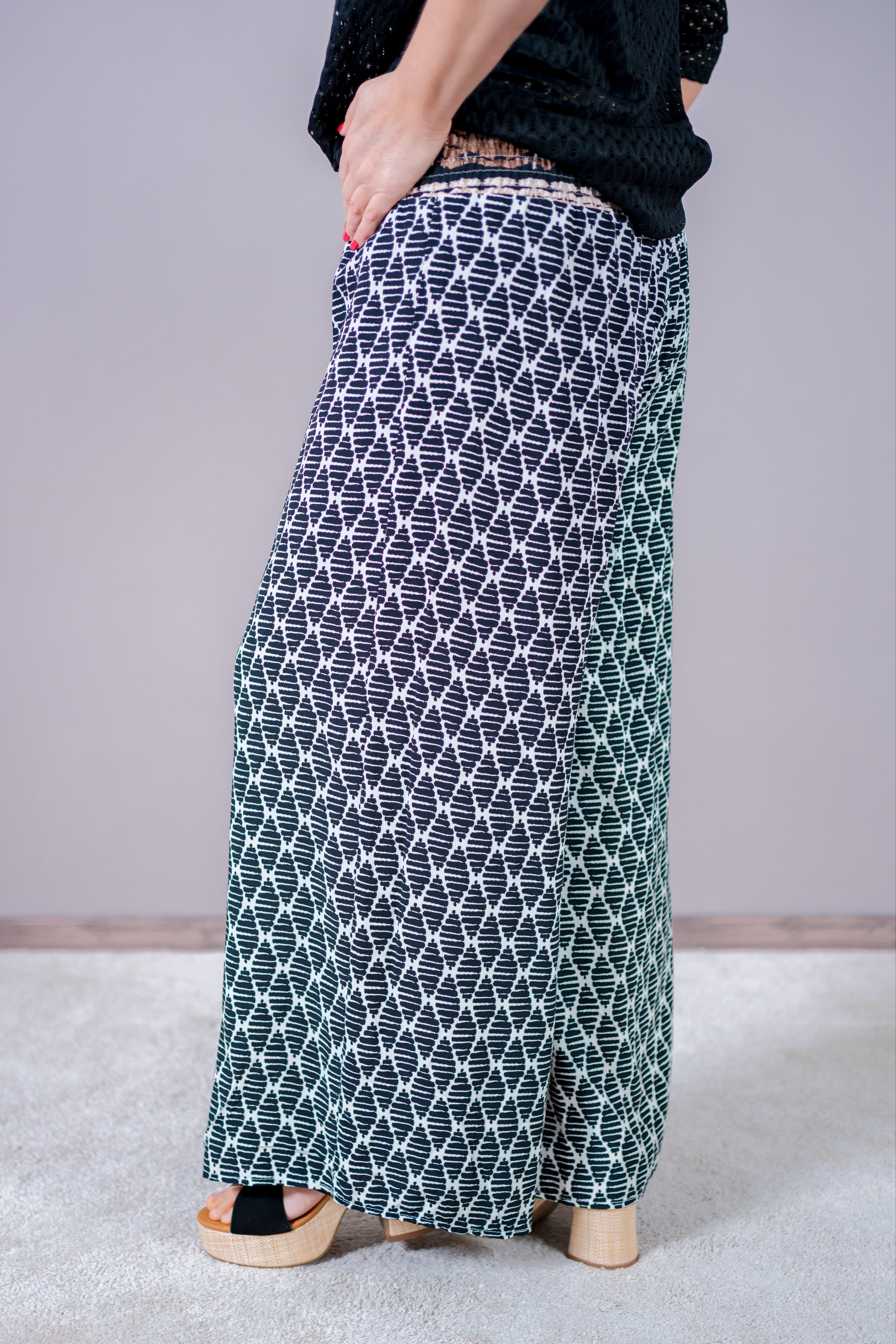 Hose mit Smokebund mit grafischem Muster, schwarz-weiß