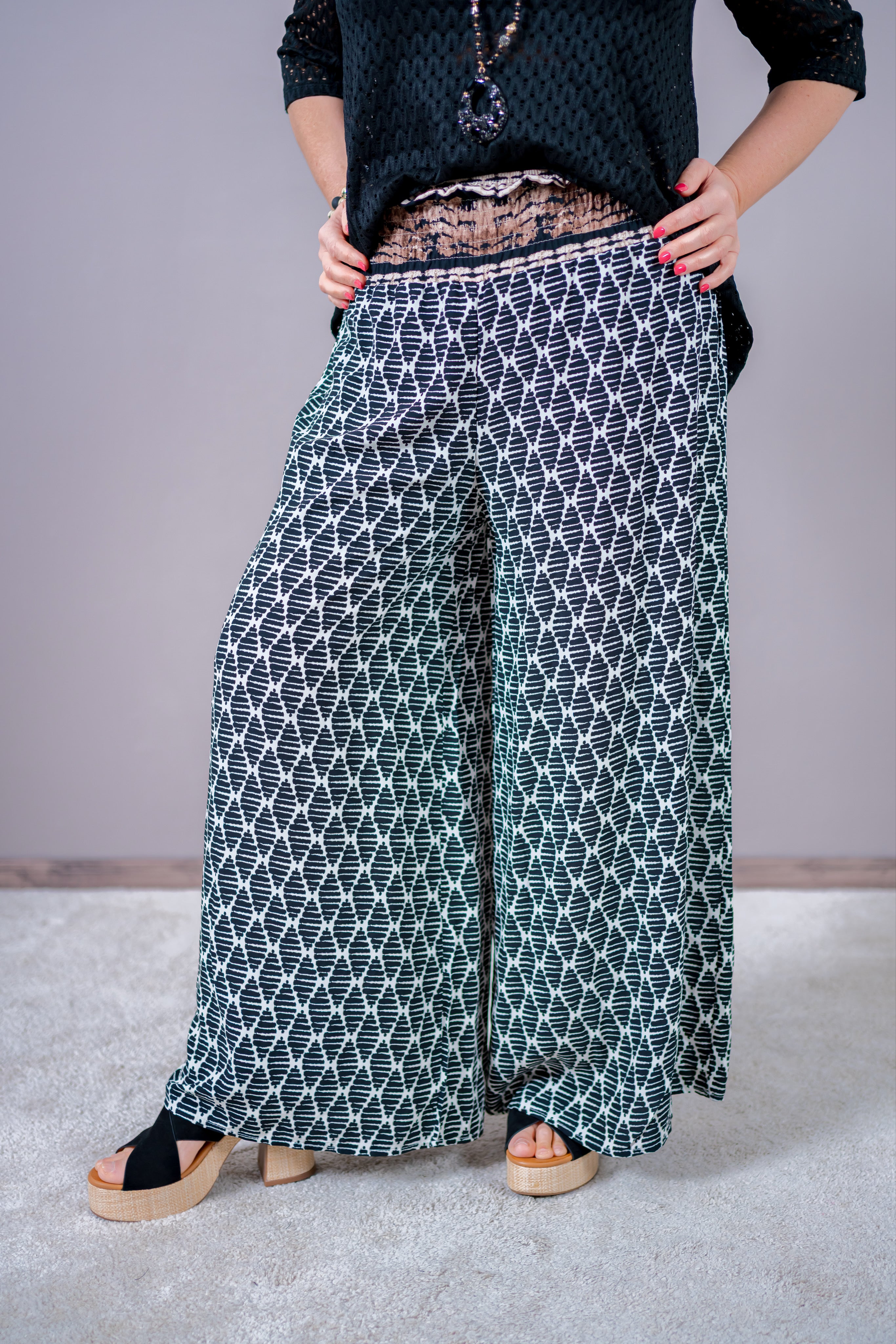 Hose mit Smokebund mit grafischem Muster, schwarz-weiß