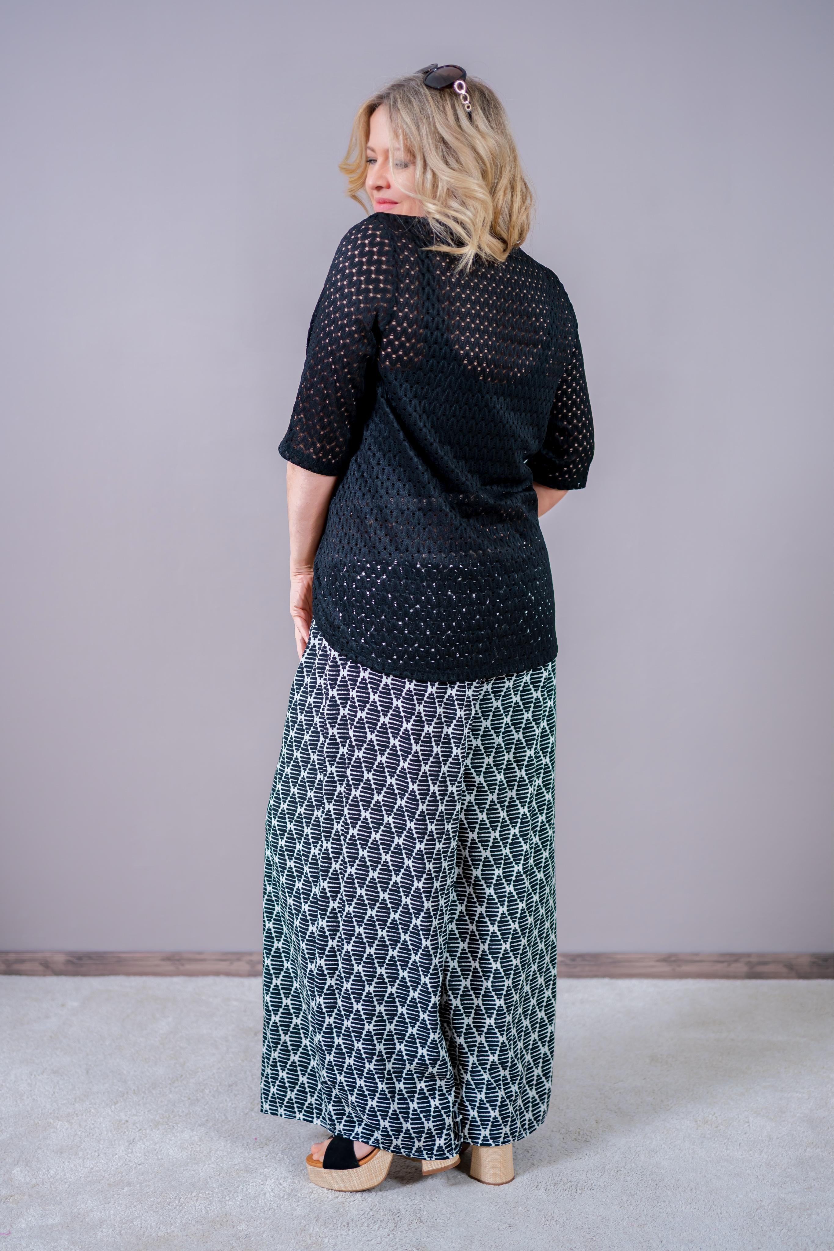 Shirt mit Lochstruktur & 3/4 Arm, schwarz