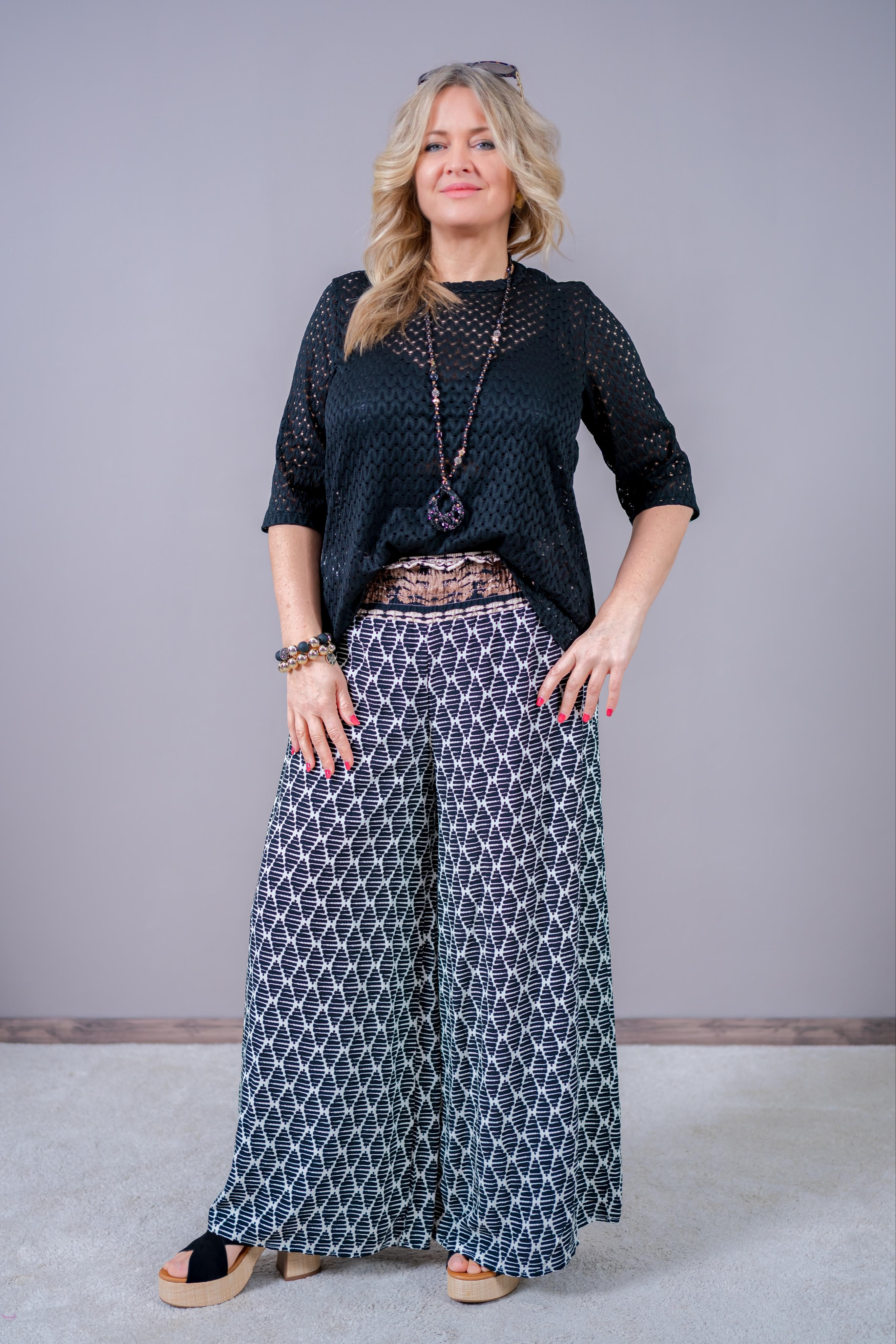 Shirt mit Lochstruktur & 3/4 Arm, schwarz