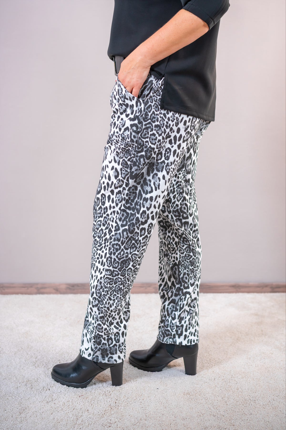 Jogger-Hose Leo-Muster, schwarz/grau/weiß
