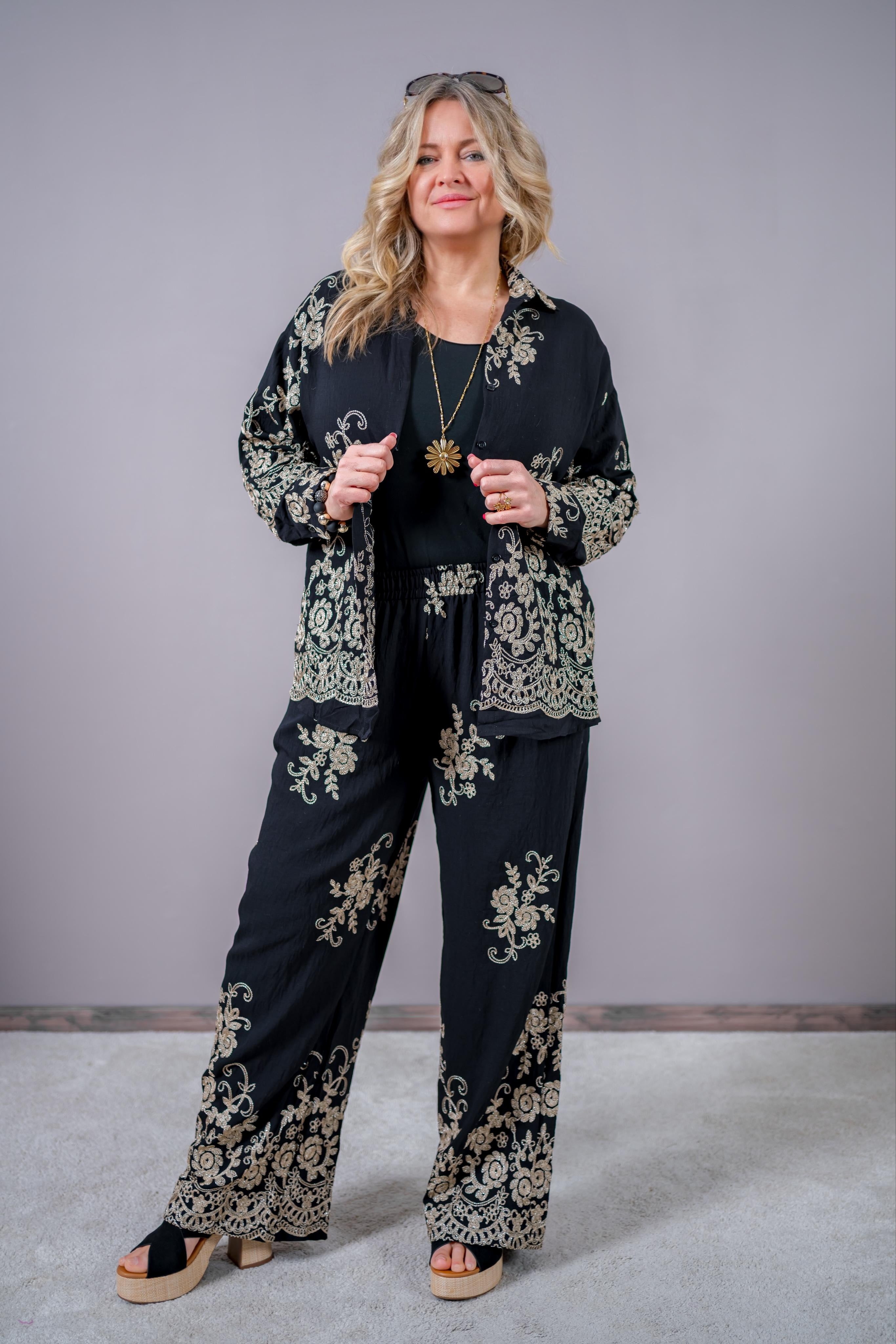Boho-Hose in schwarz mit goldener Blütenstickerei