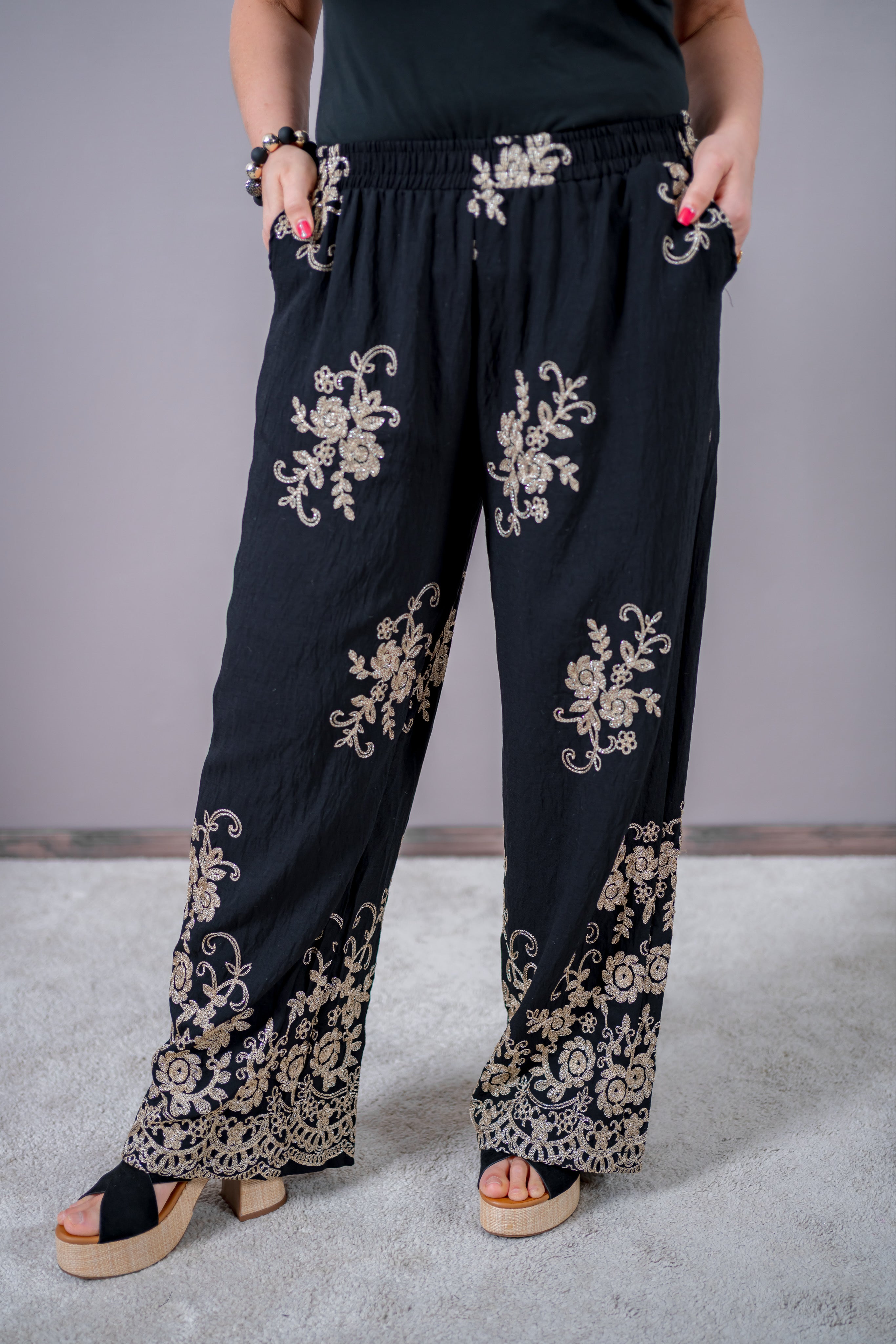 Boho-Hose in schwarz mit goldener Blütenstickerei