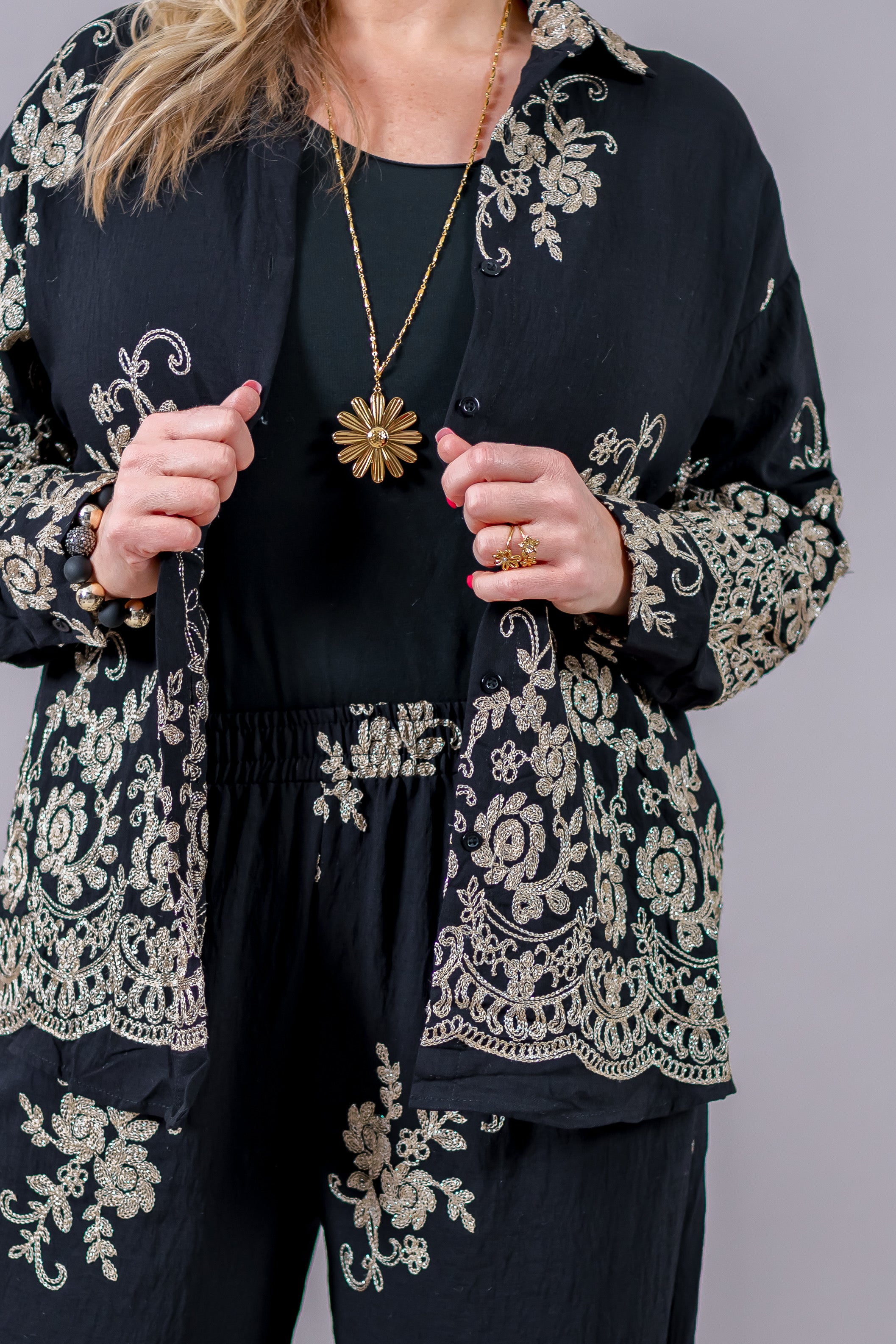 Boho-Longbluse in Schwarz mit goldener Blütenstickerei
