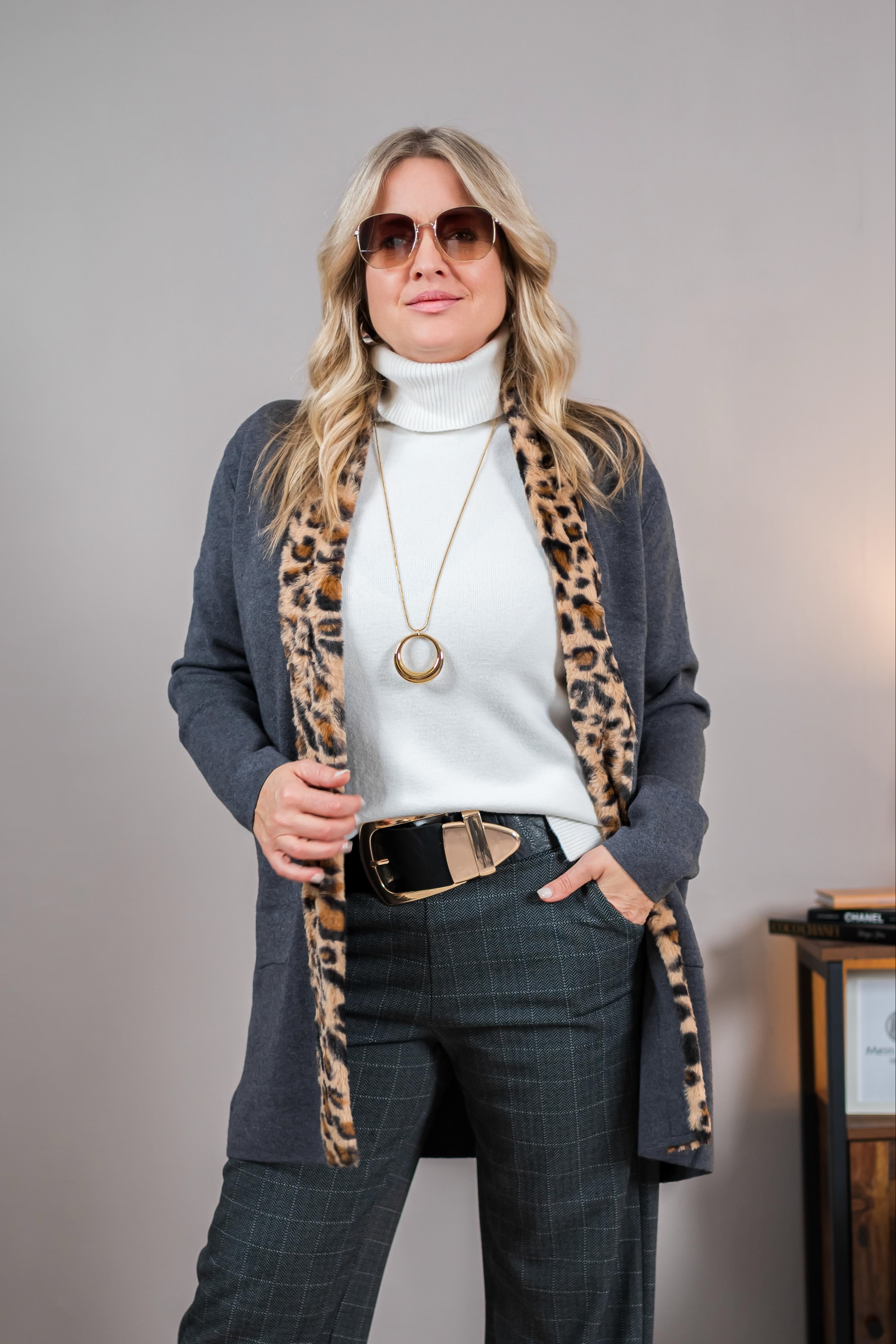 Strick-Cardigan mit Leo-Besatz, grau