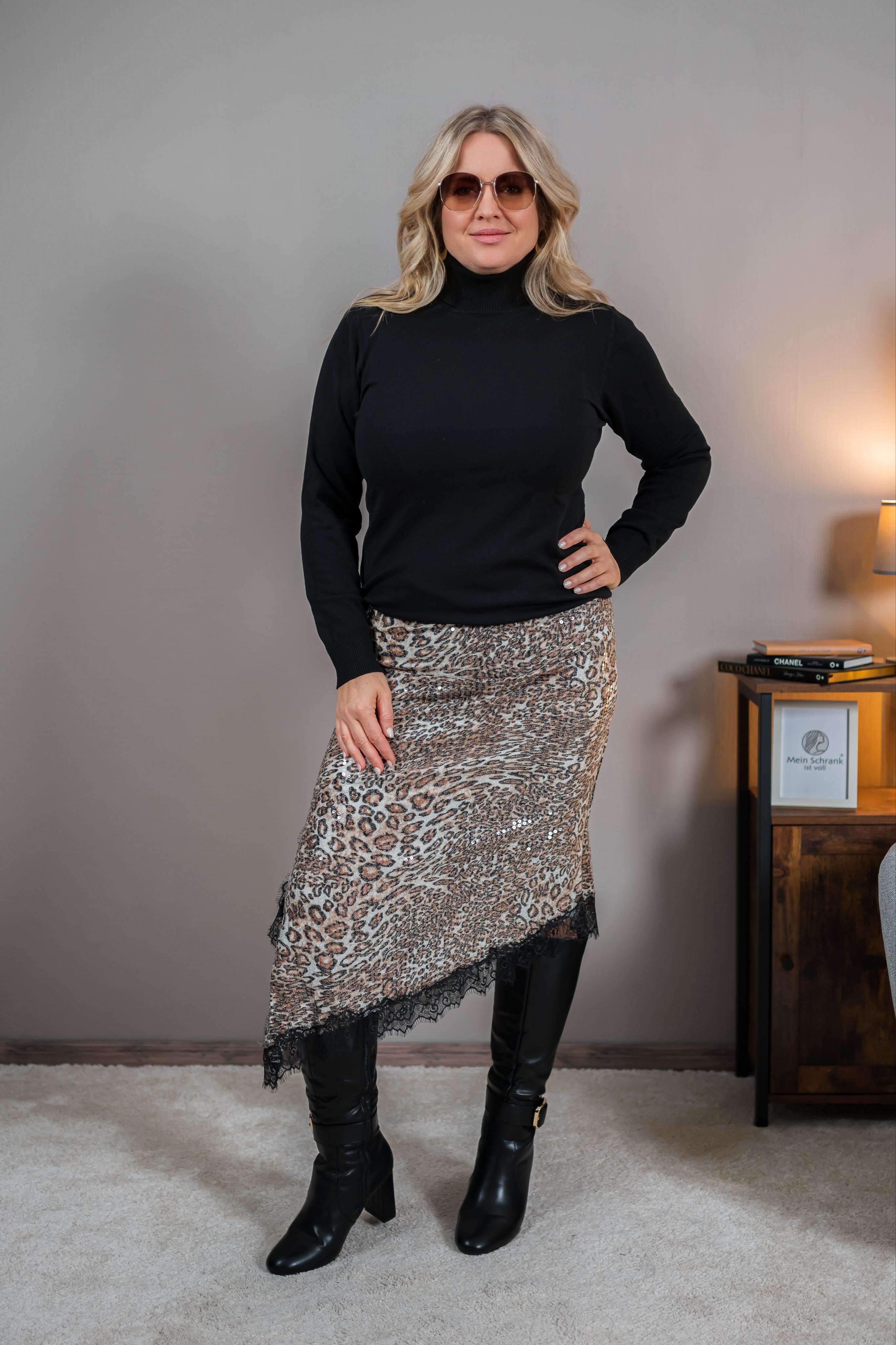 Leopardenrock mit Pailletten und Spitzenabschluss