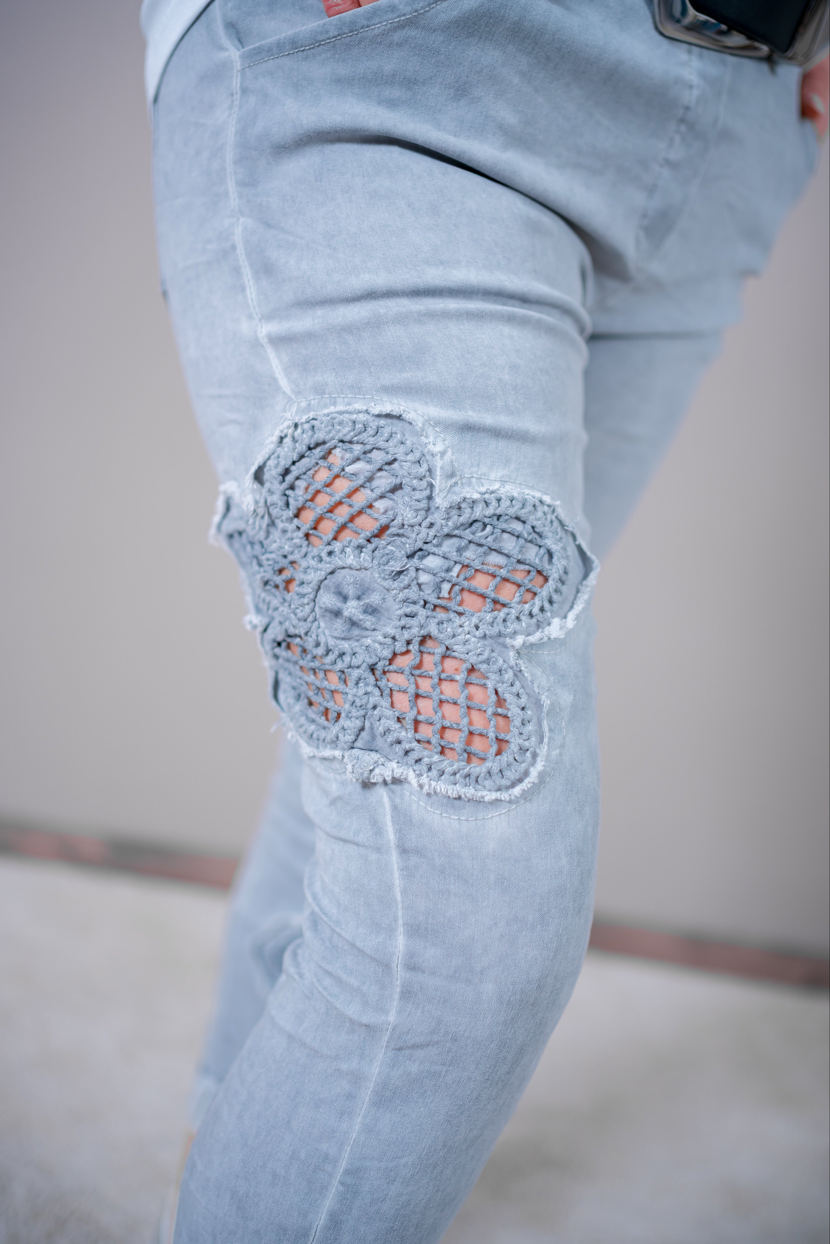 Stretchhose mit Häkelblumen-Applikation, hellgrau