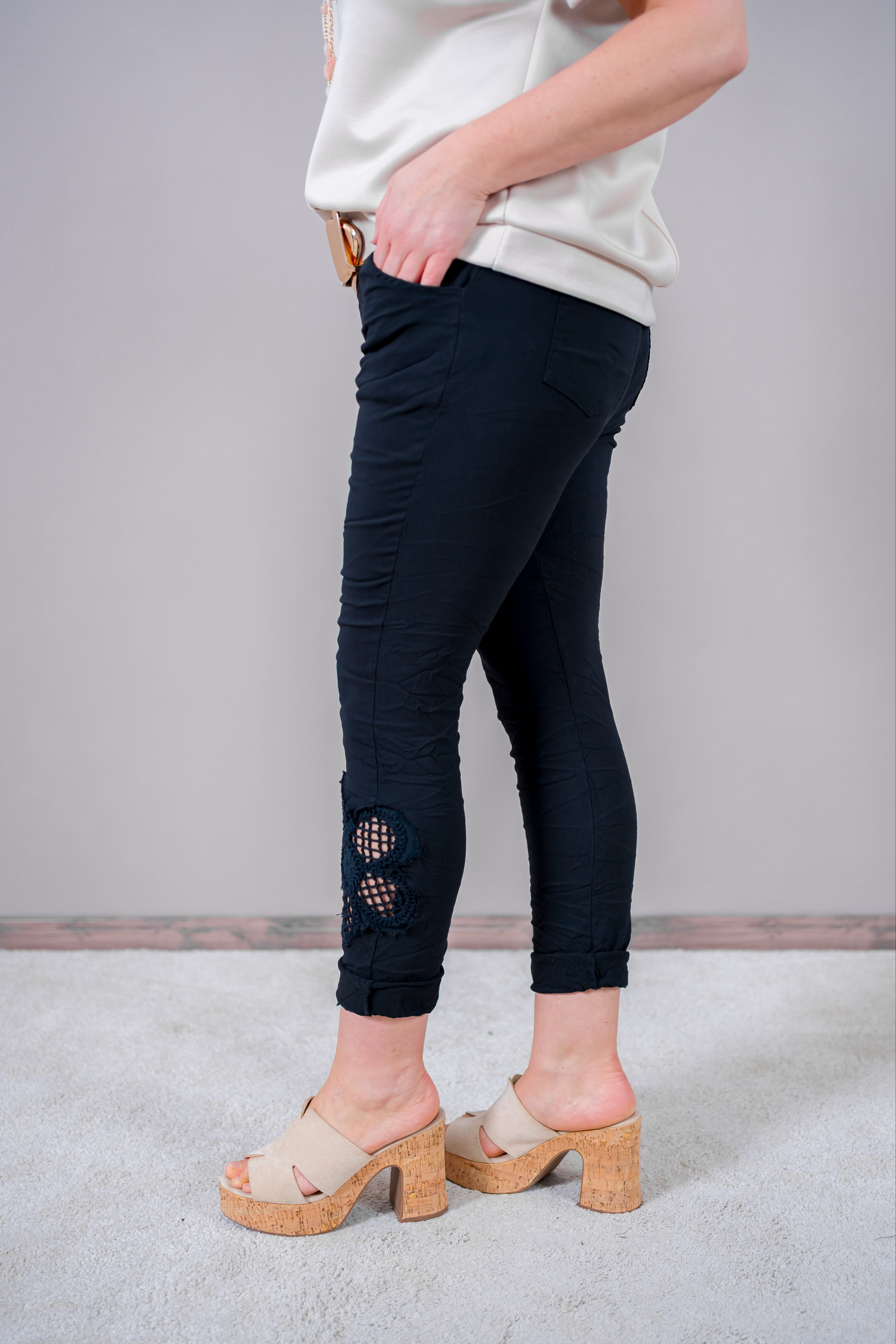 Stretchhose mit Häkelblumen-Applikationen, schwarz