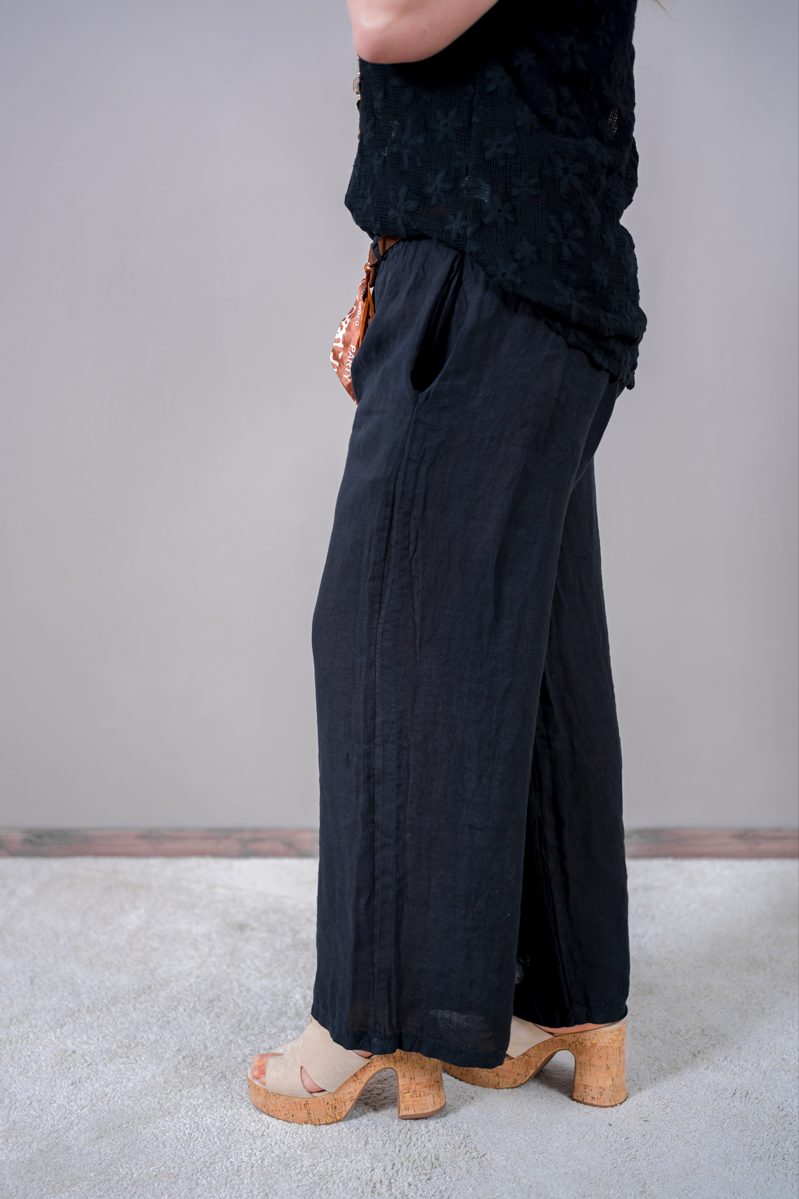 Leinenhose in Schwarz mit Gürtel