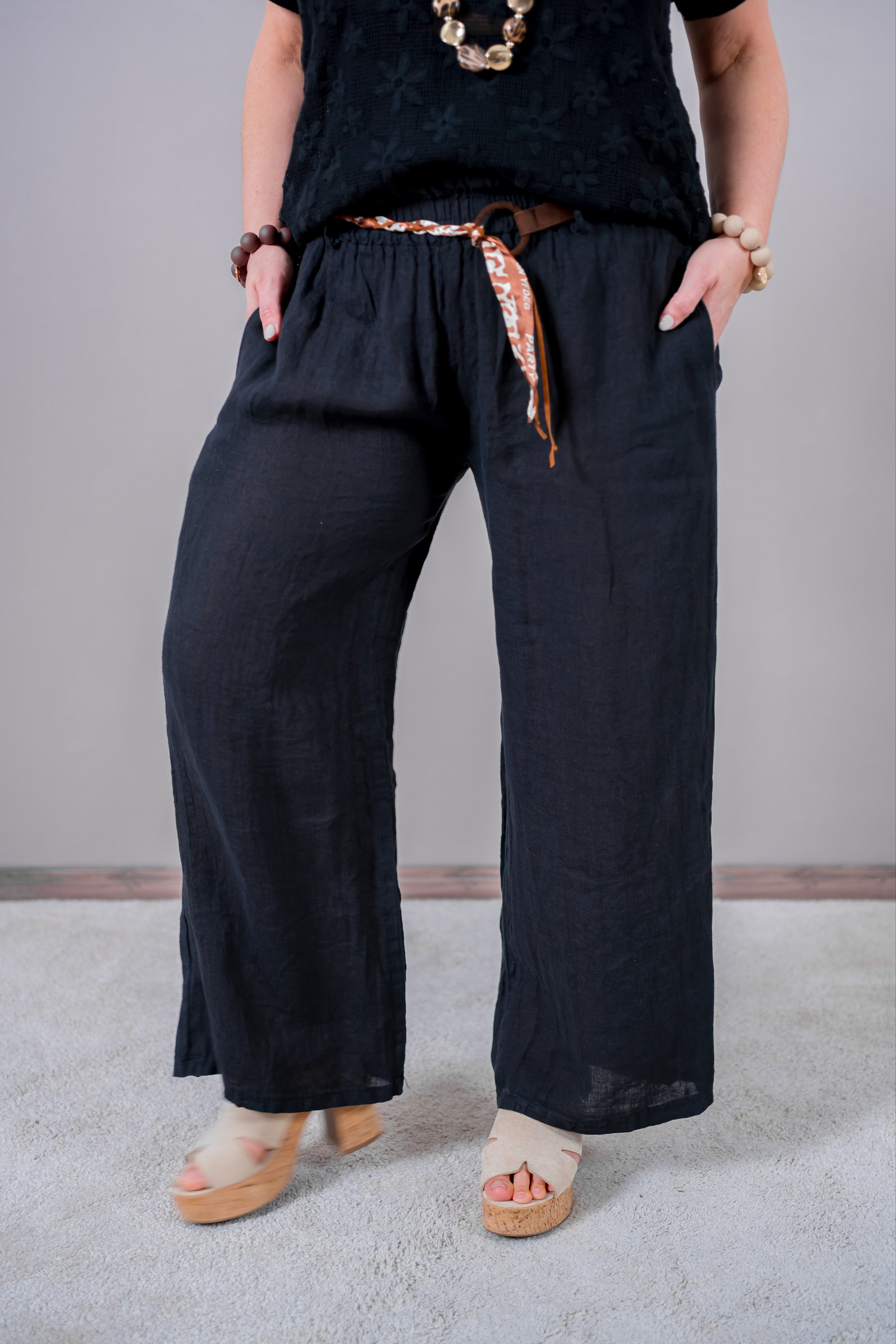 Leinenhose in Schwarz mit Gürtel