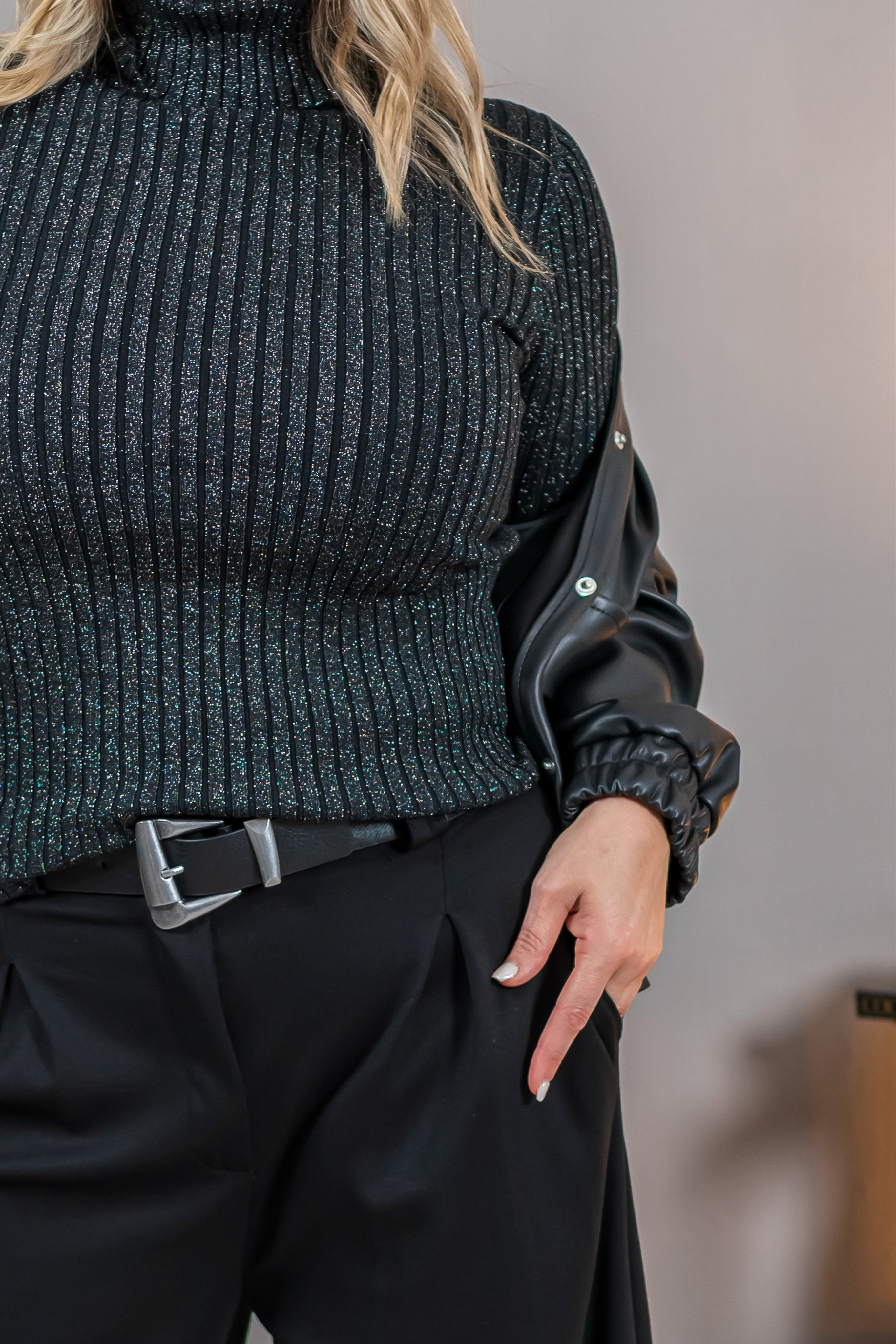 Rollkragenpullover mit Glitzerfäden, schwarz