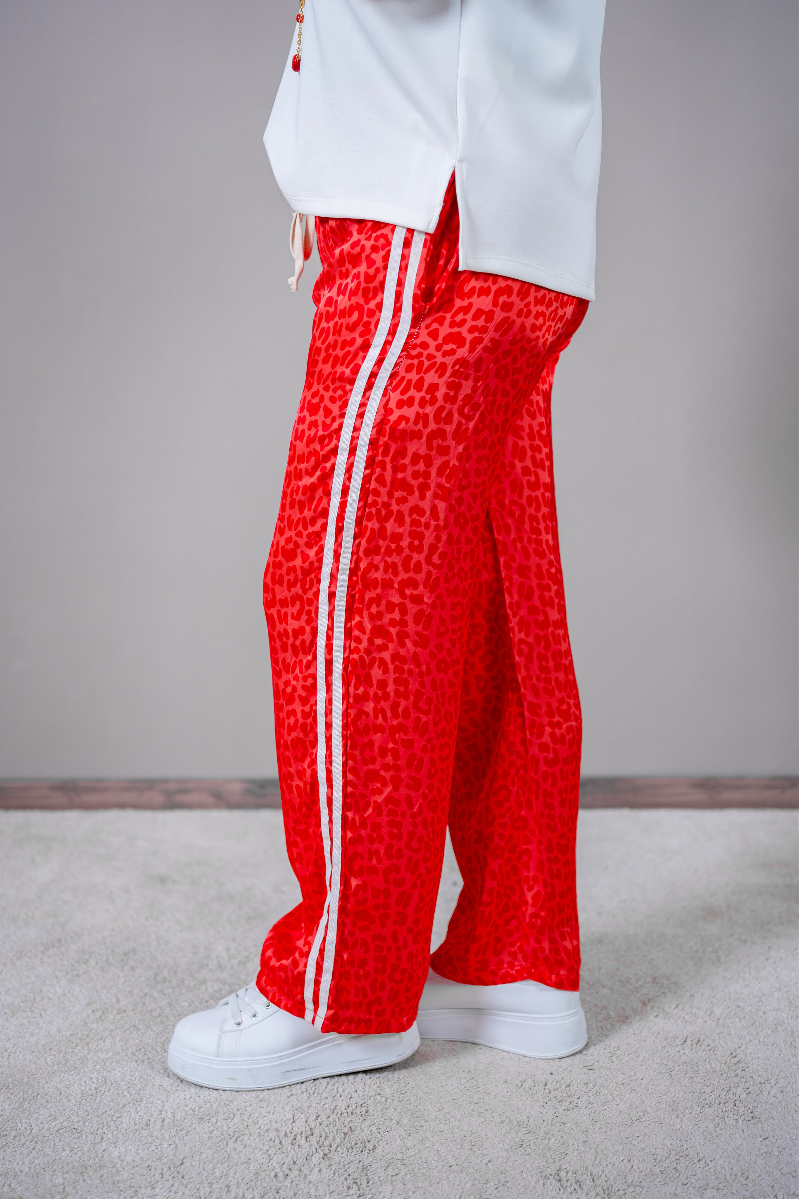 Weite Hose im Leoprint in Rot mit Seitenstreifen