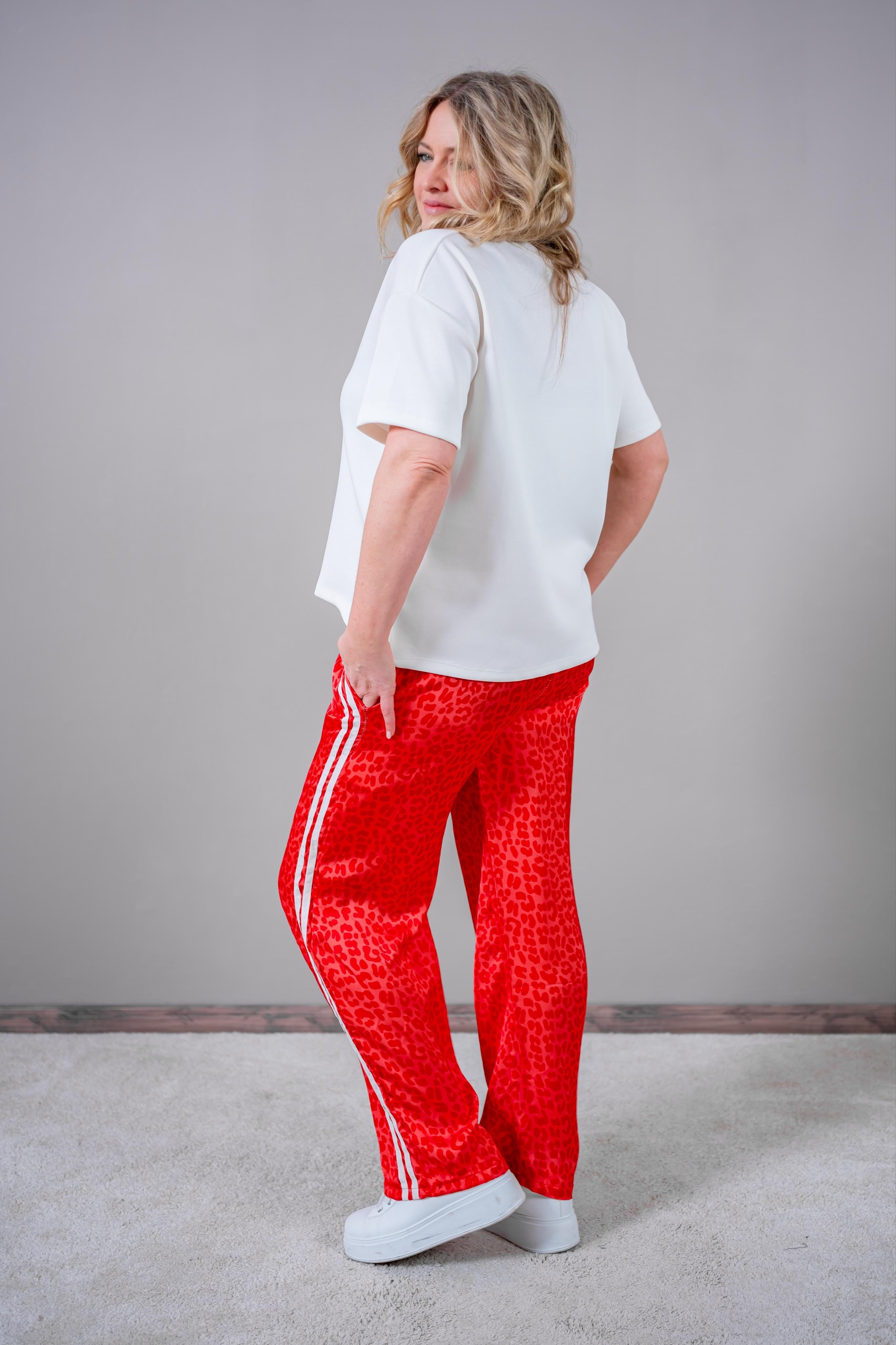 Weite Hose im Leoprint in Rot mit Seitenstreifen