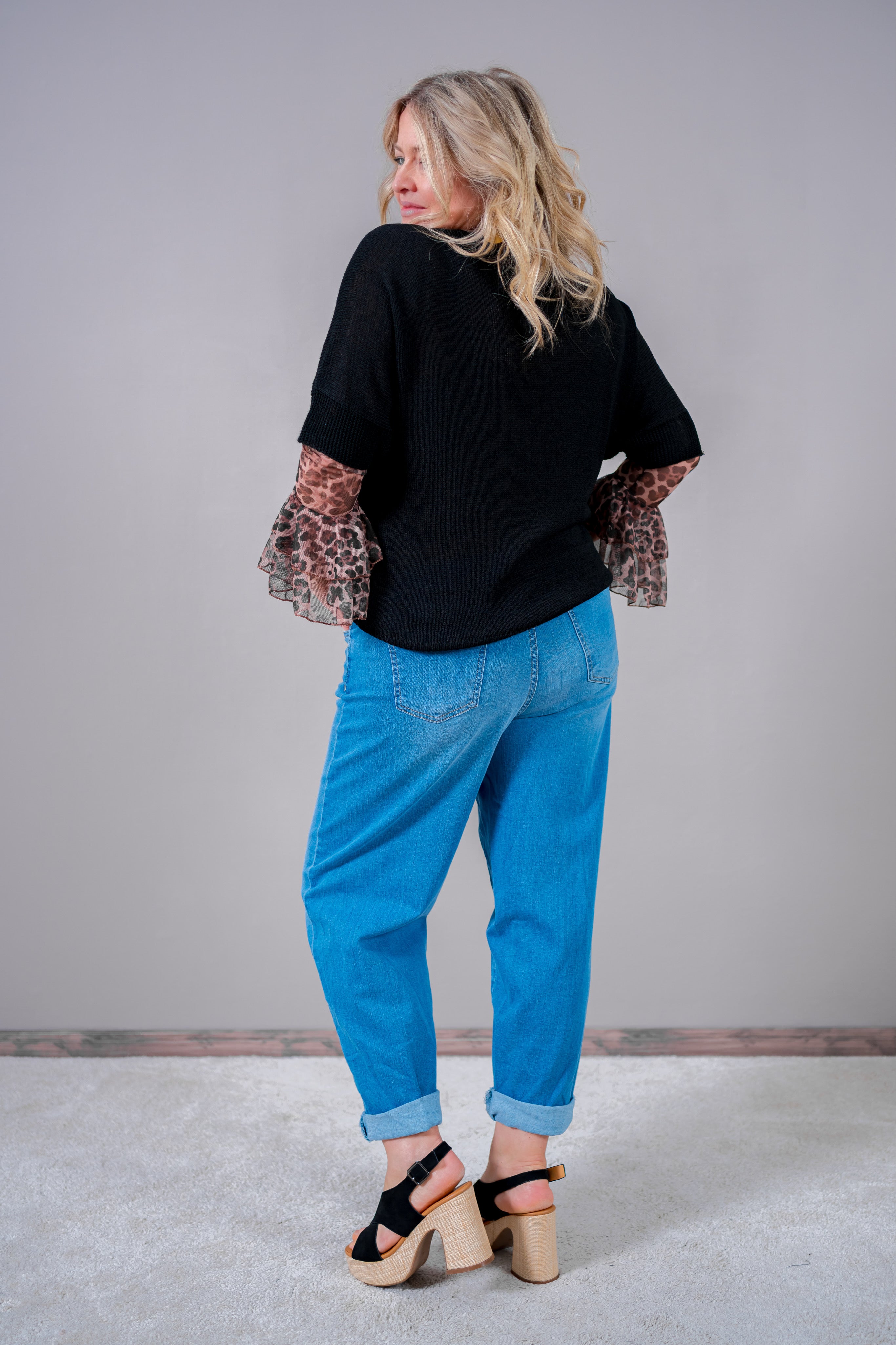 Mom-Jeans mit braunem Nietengürtel, hellblau