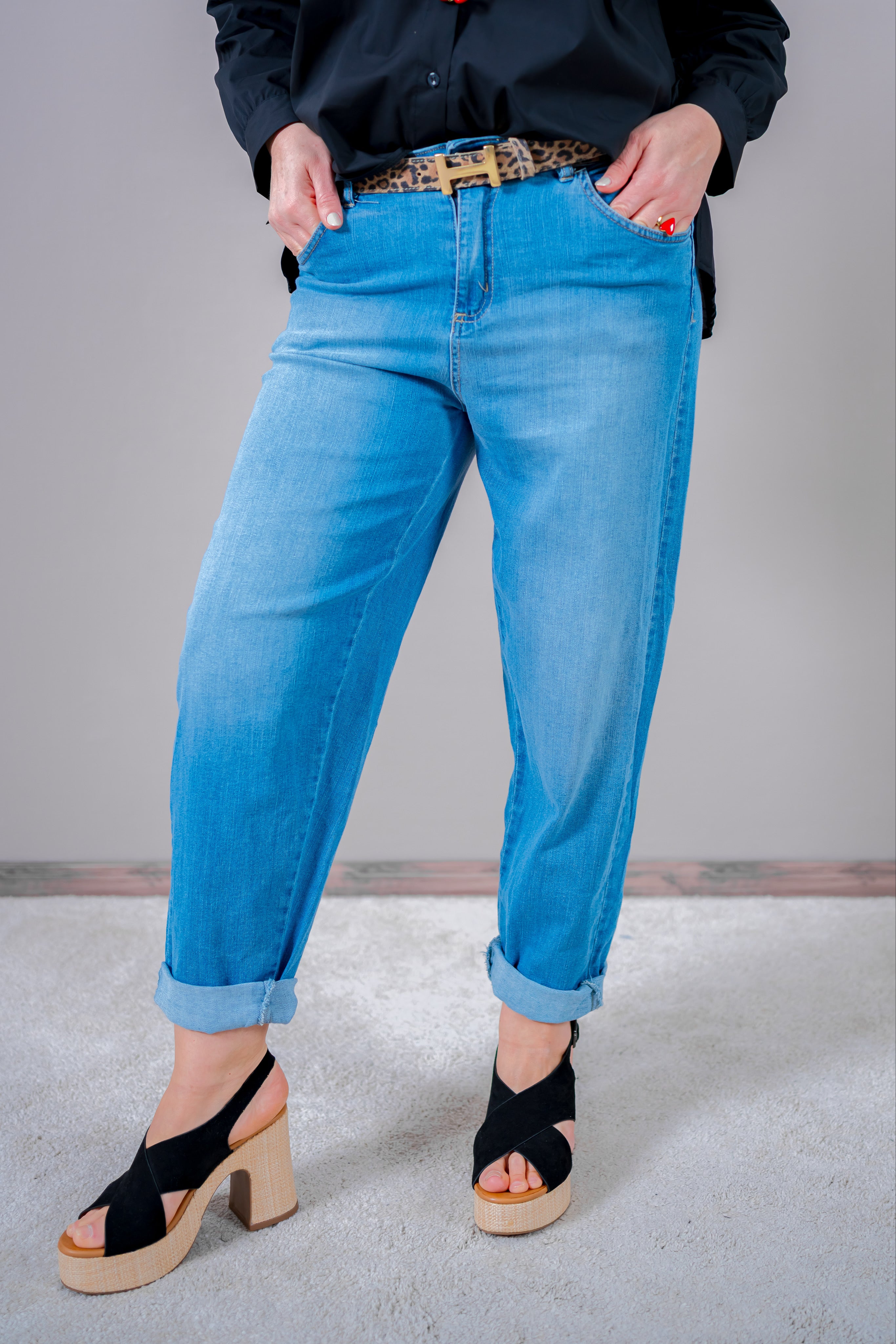 Mom-Jeans mit braunem Nietengürtel, hellblau