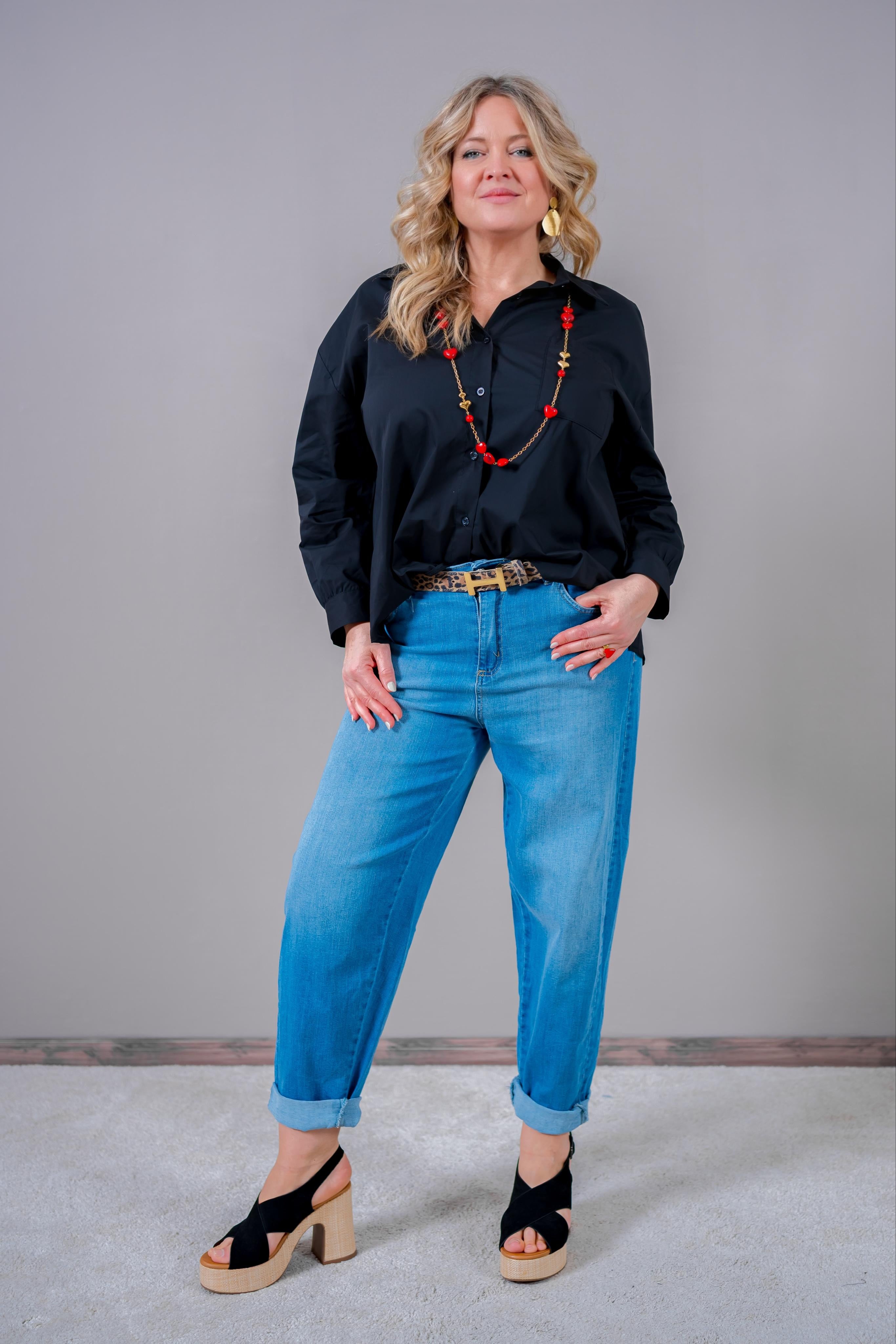 Mom-Jeans mit braunem Nietengürtel, hellblau