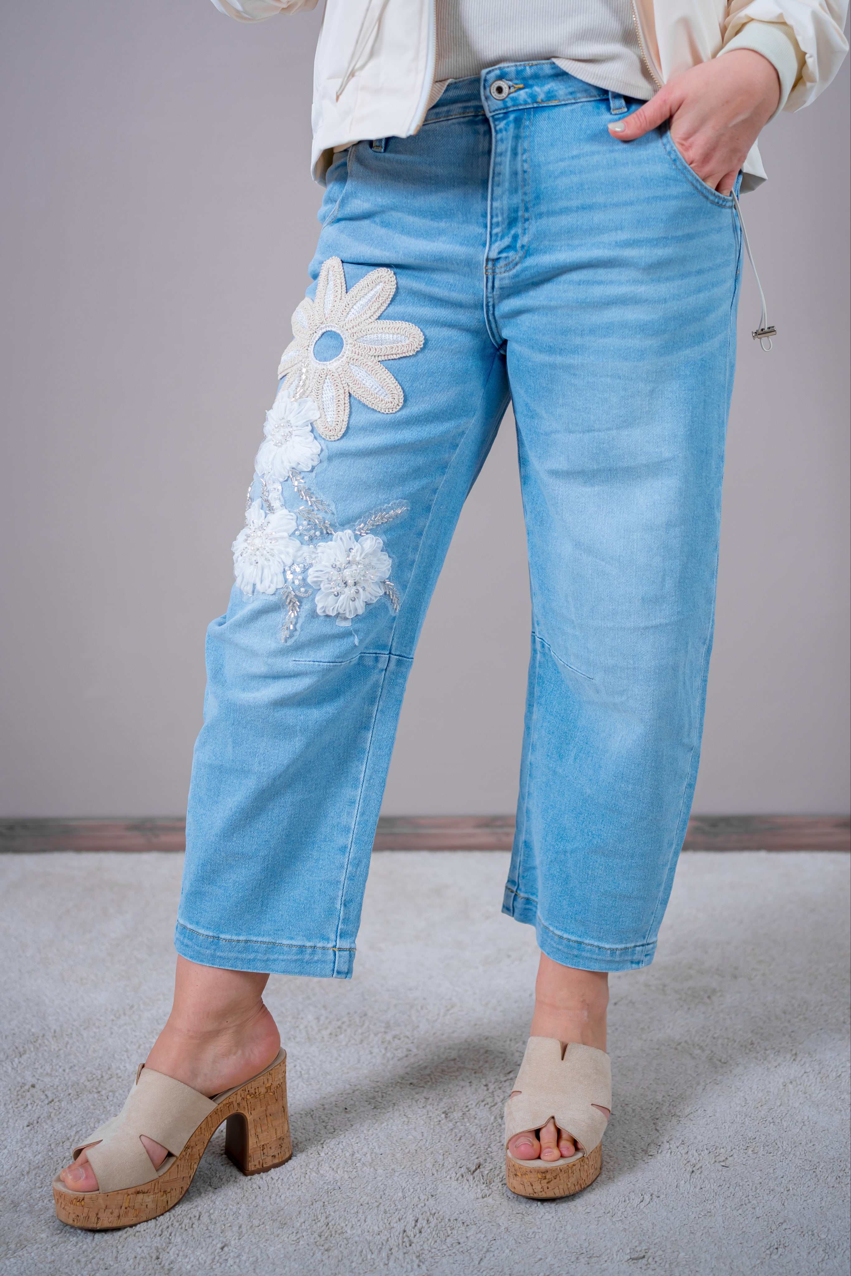 Barrel-Fit-Jeans mit Blüten-Applikation, hellblau