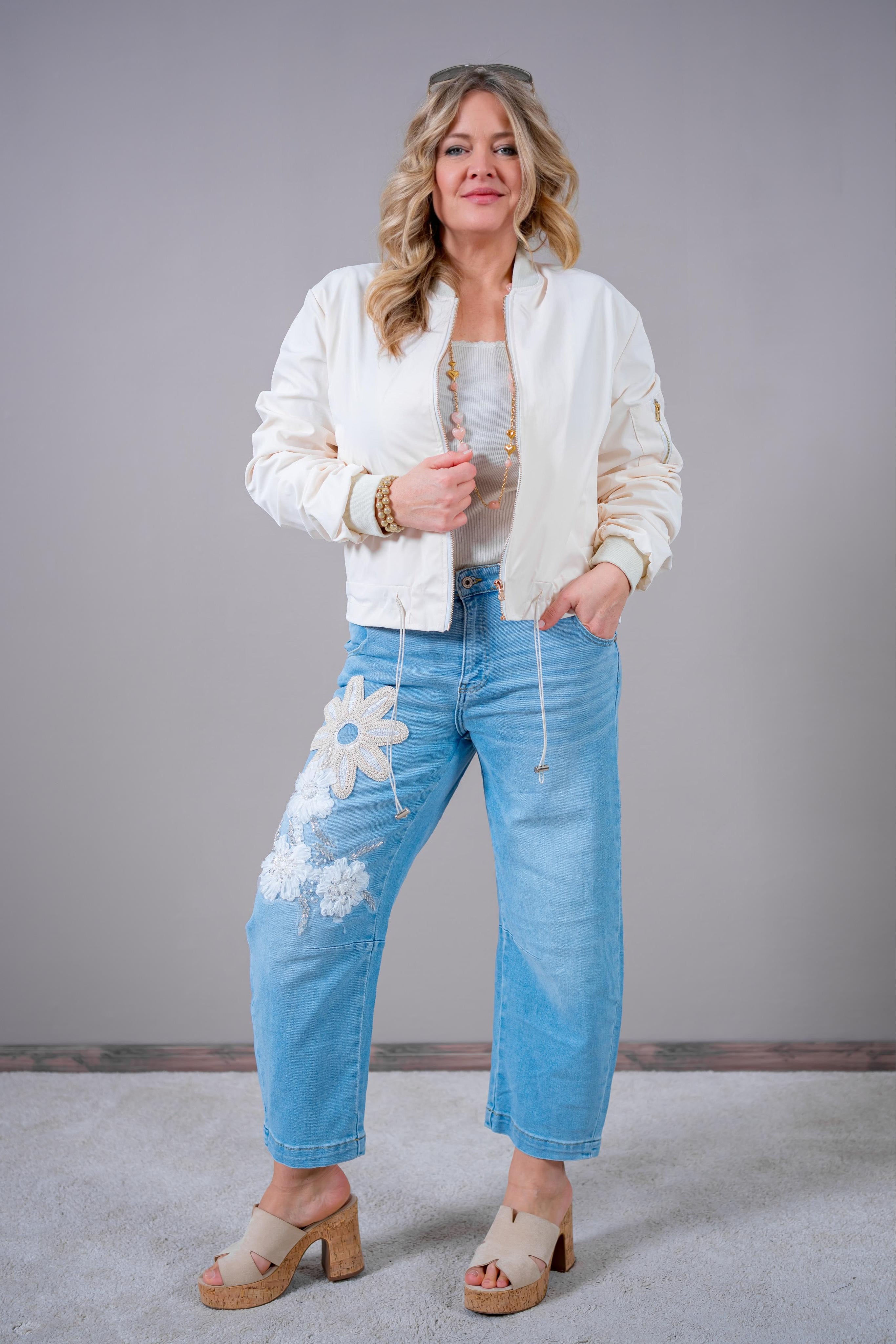 Barrel-Fit-Jeans mit Blüten-Applikation, hellblau