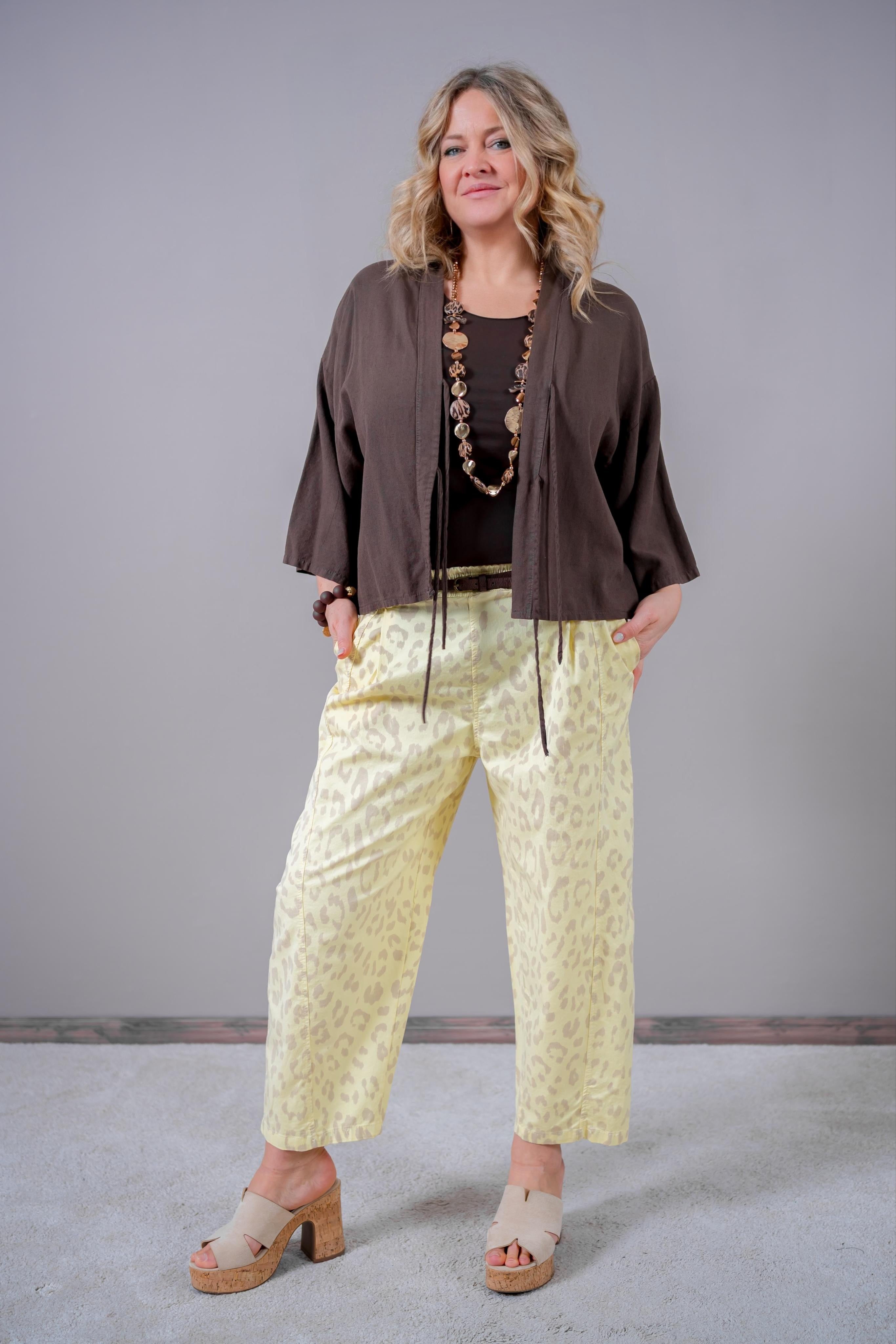 Barrel-Fit-Hose mit Leoprint und braunem Nietengürtel, gelb