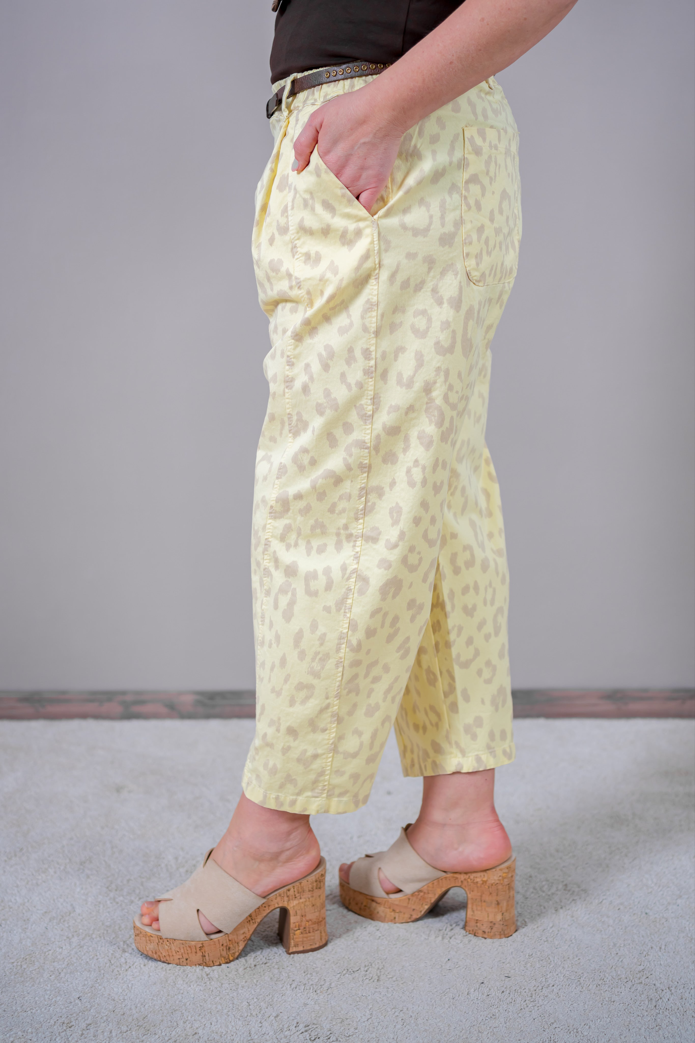 Barrel-Fit-Hose mit Leoprint und braunem Nietengürtel, gelb