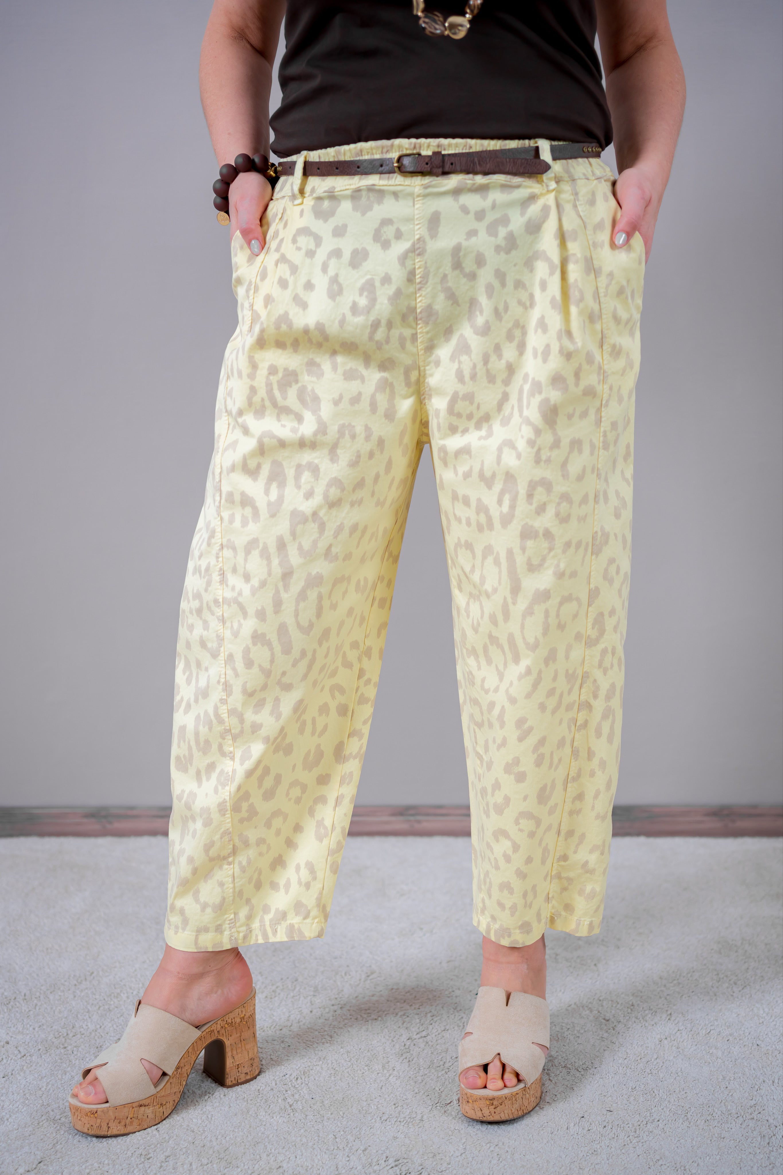 Barrel-Fit-Hose mit Leoprint und braunem Nietengürtel, gelb