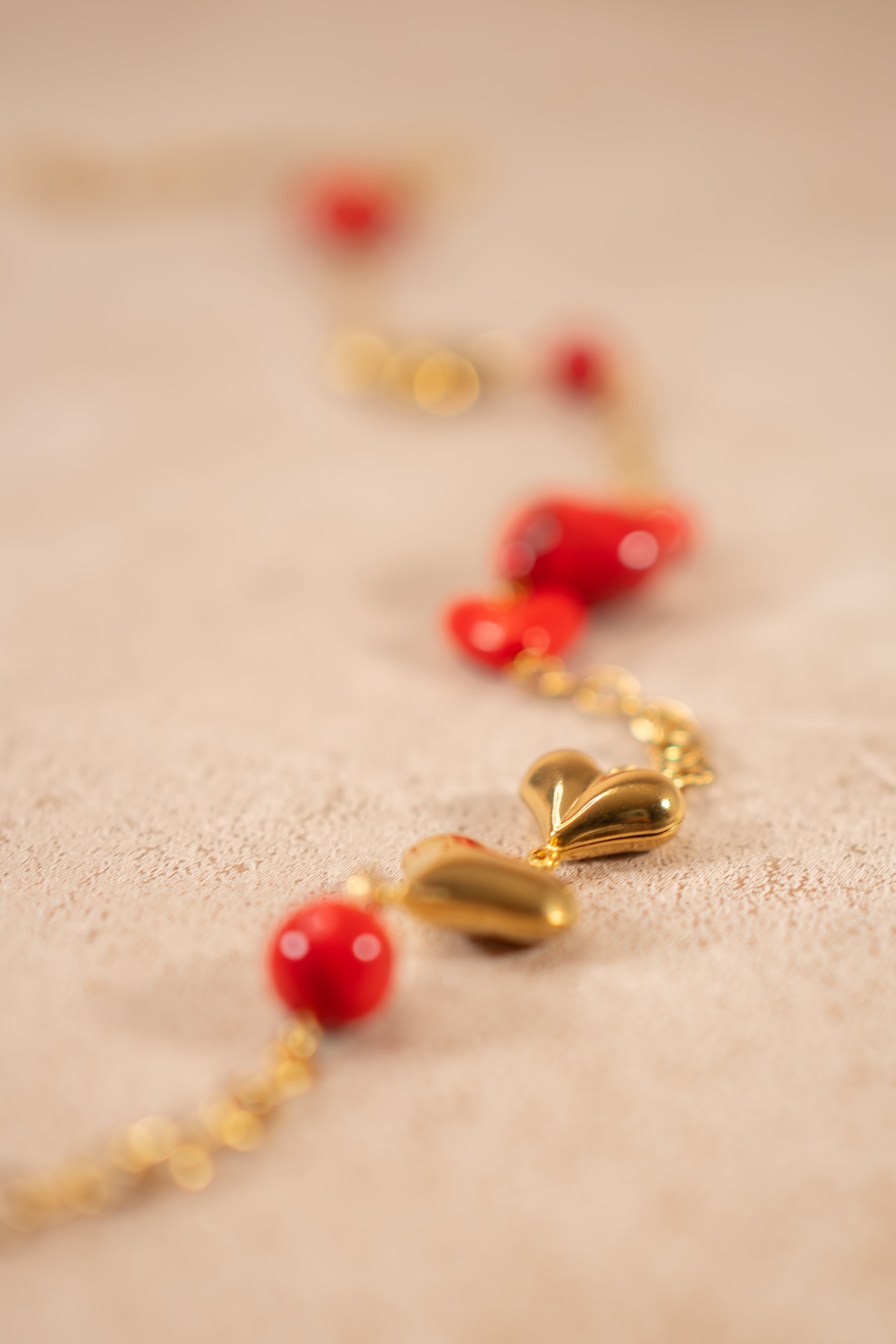 Herzperlen-Halskette in Rot-Gold