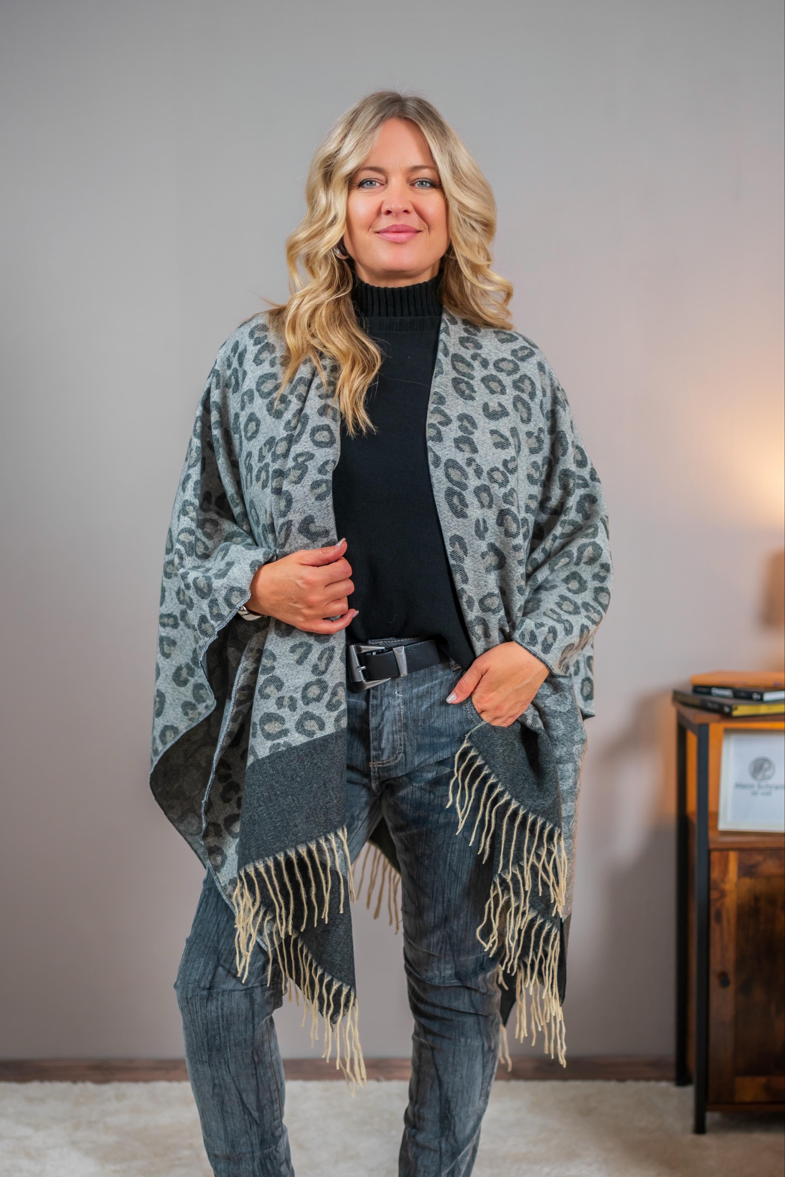 Poncho in Grau mit Leo-Print