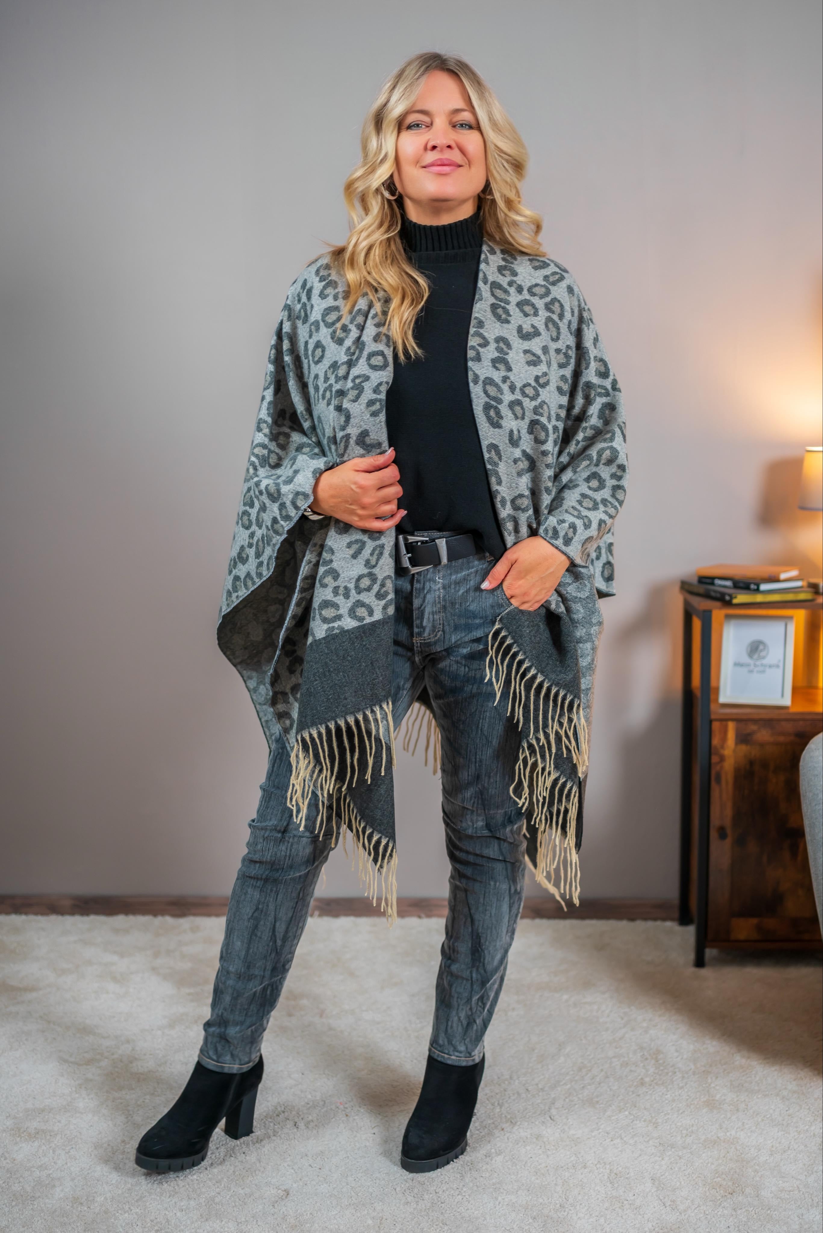 Poncho in Grau mit Leo-Print