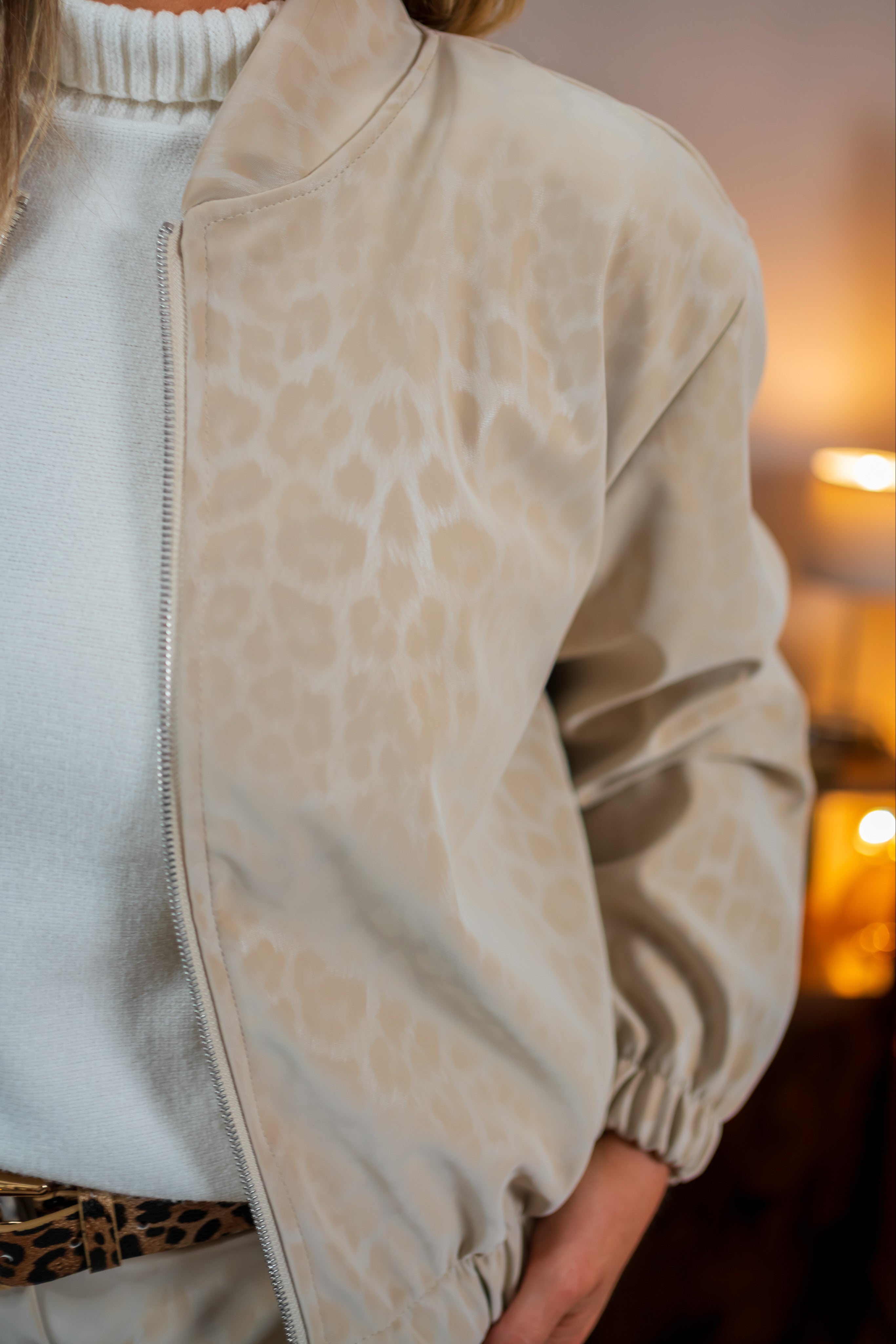 Bomberjacke im schimmerndem Leo-Muster, beige