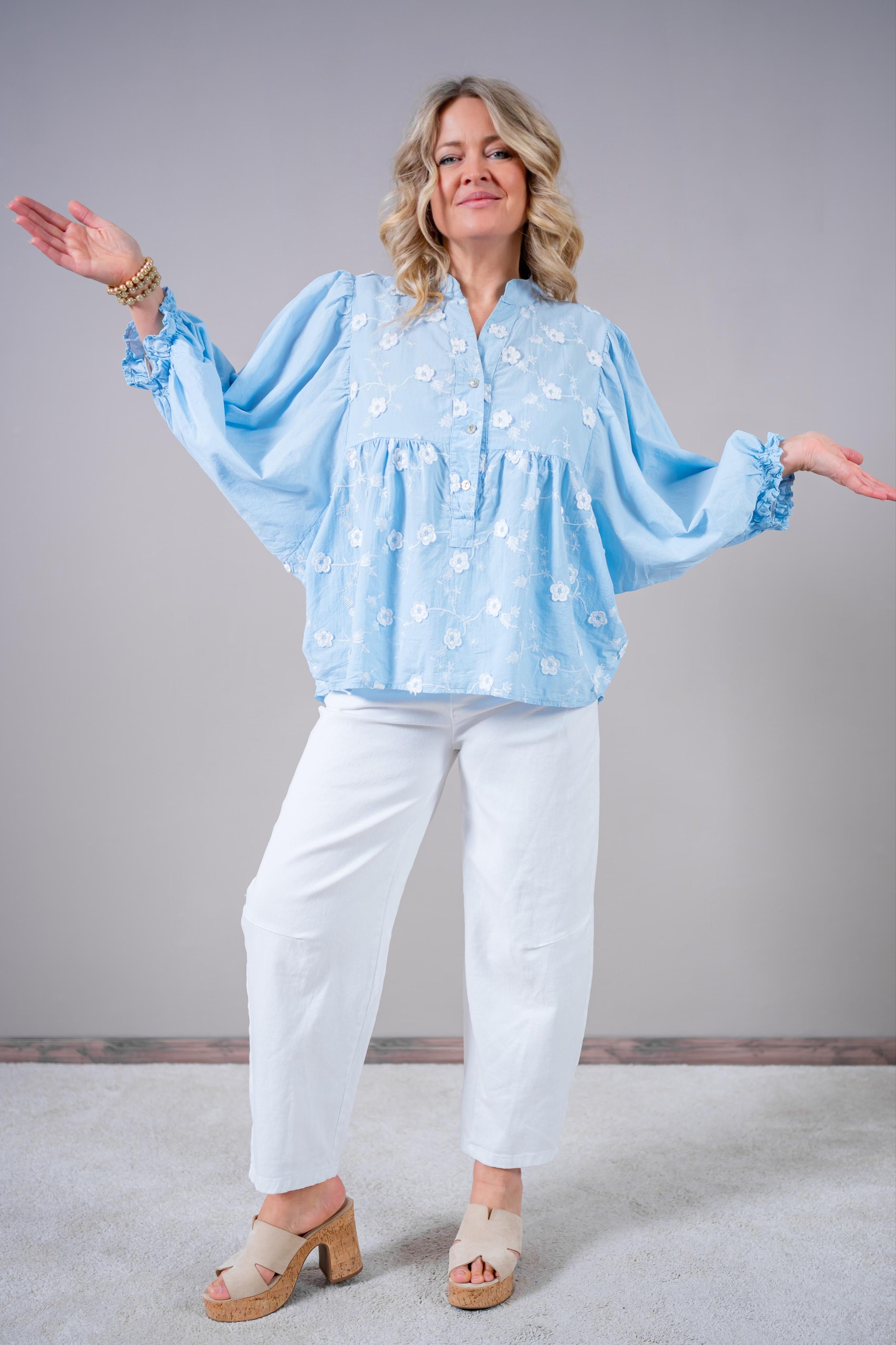 Bluse mit weißer Blütenstickerei & Ballonärmel, hellblau