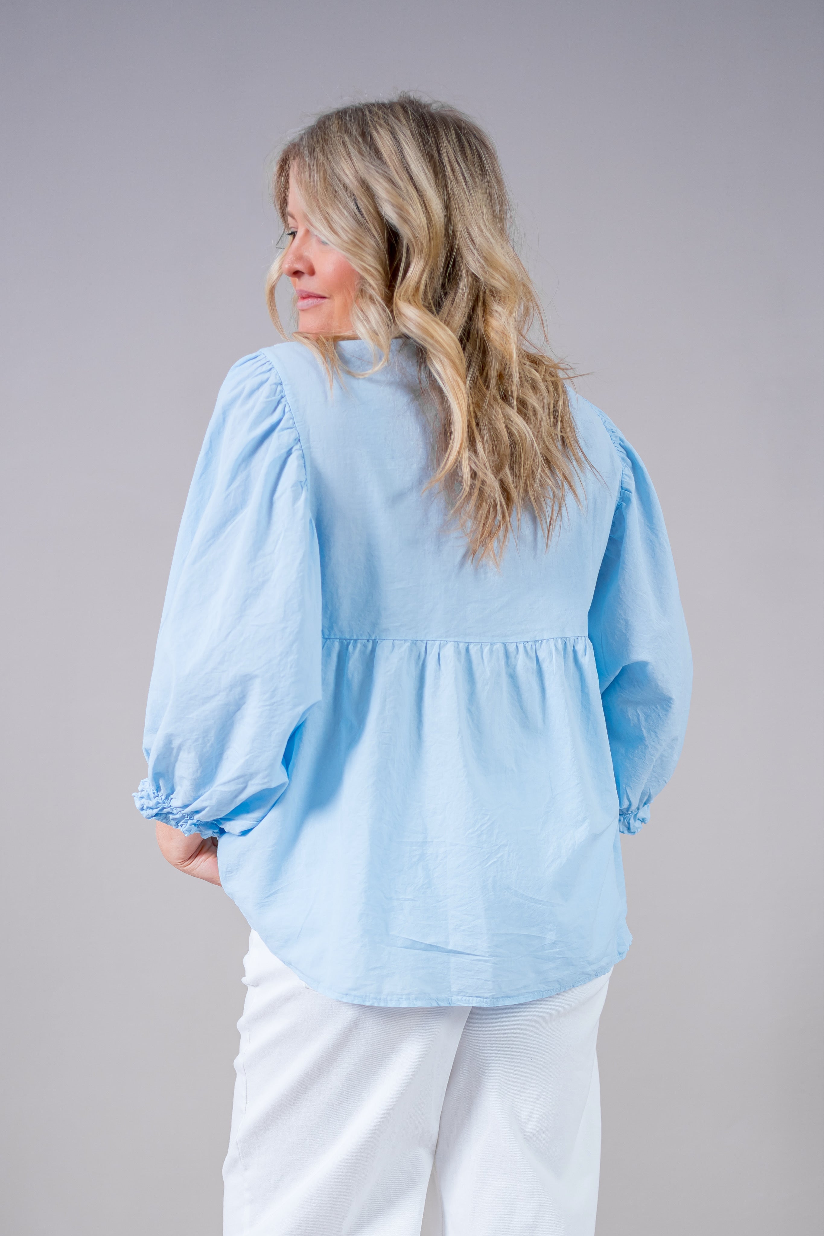 Bluse mit weißer Blütenstickerei & Ballonärmel, hellblau