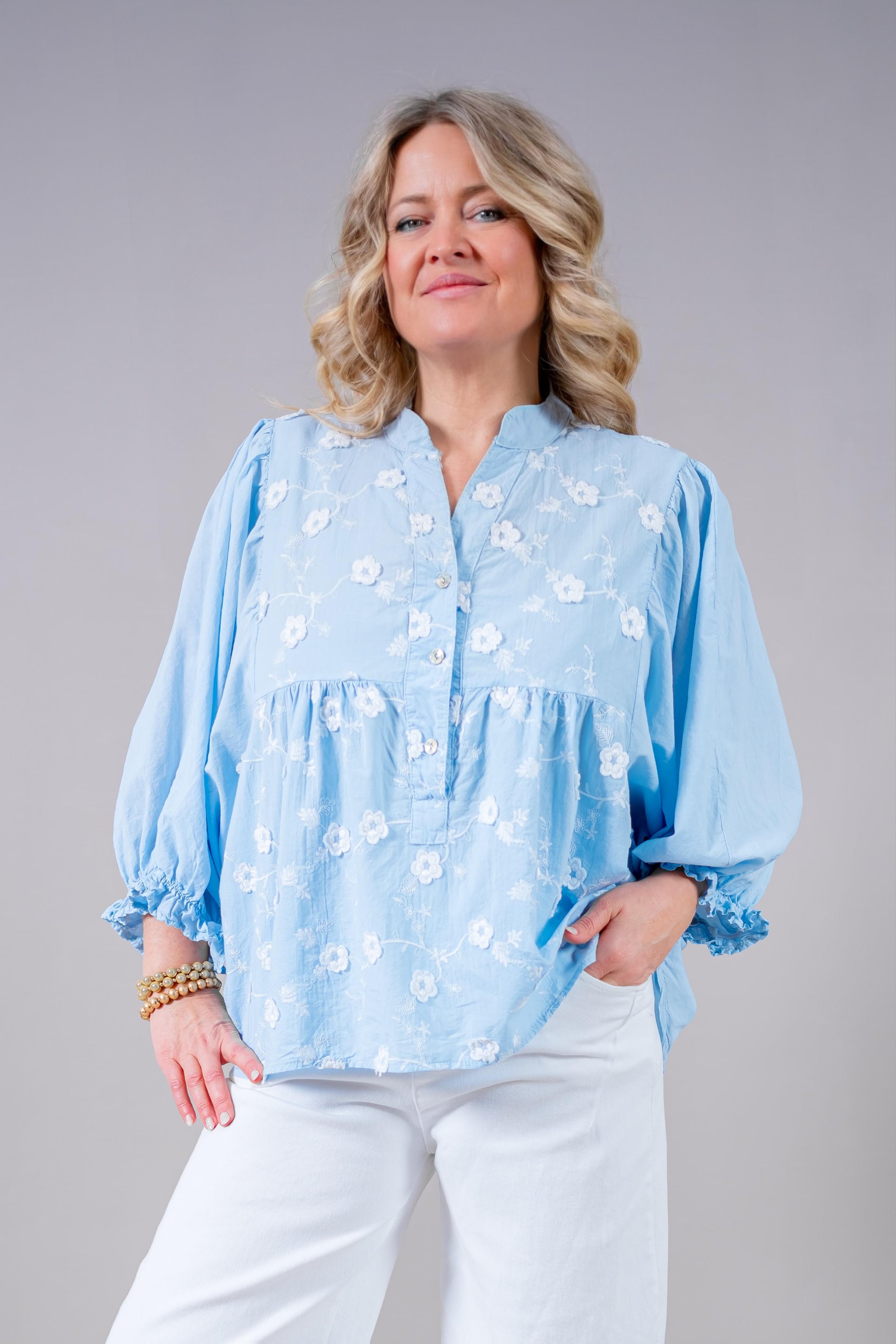 Bluse mit weißer Blütenstickerei & Ballonärmel, hellblau