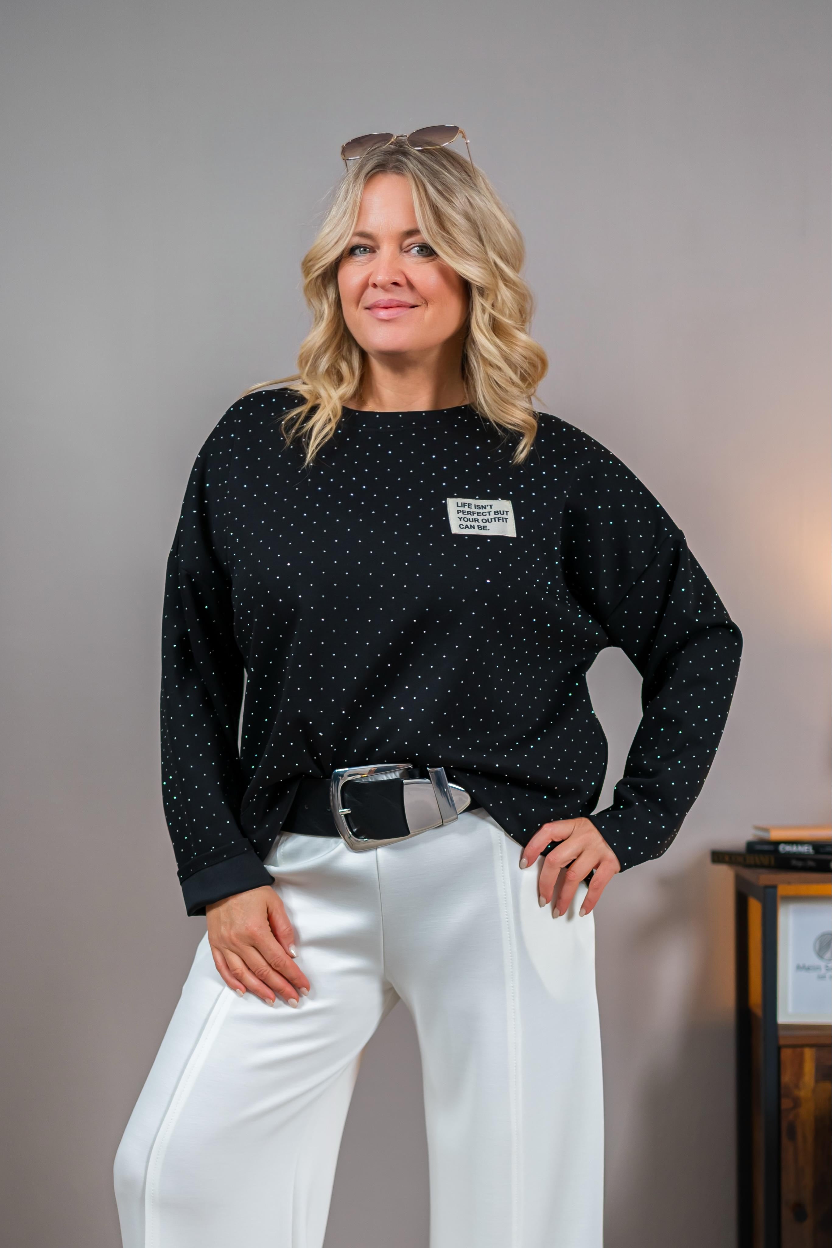 Sweatshirt mit Ziersteinchen und Patch, schwarz