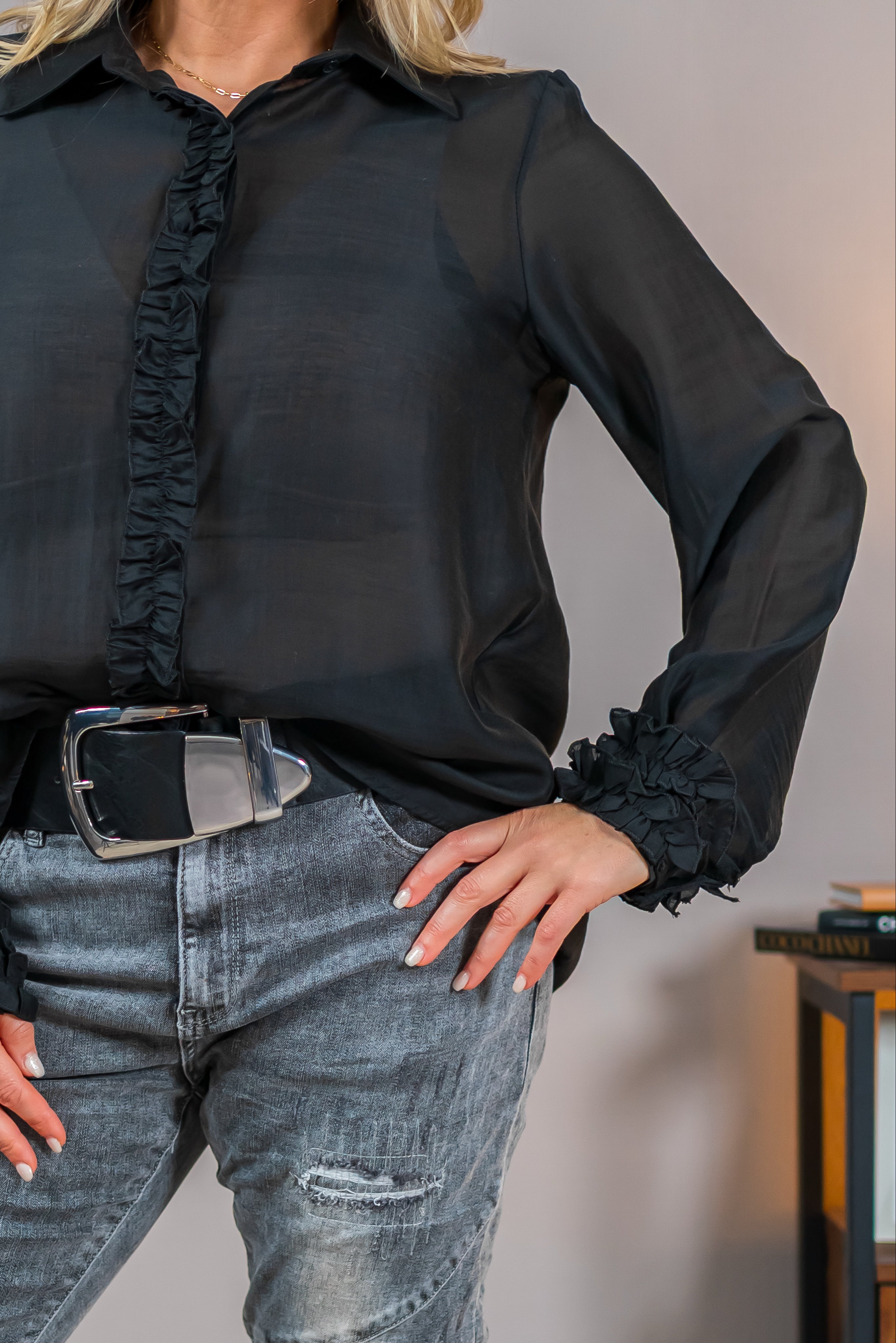 Bluse mit Rüschen, schwarz