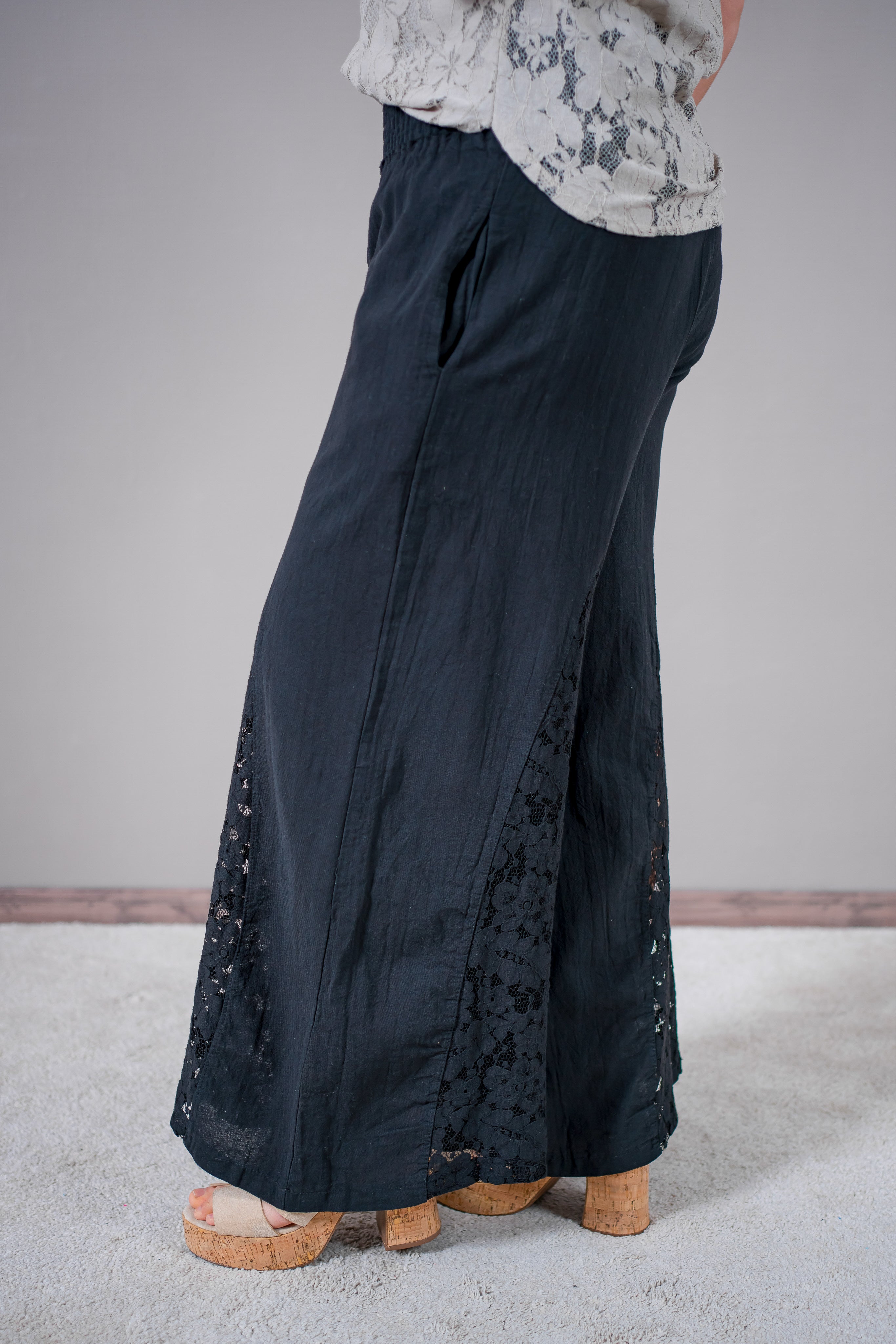 Weite Hose mit Spitzendetail, schwarz