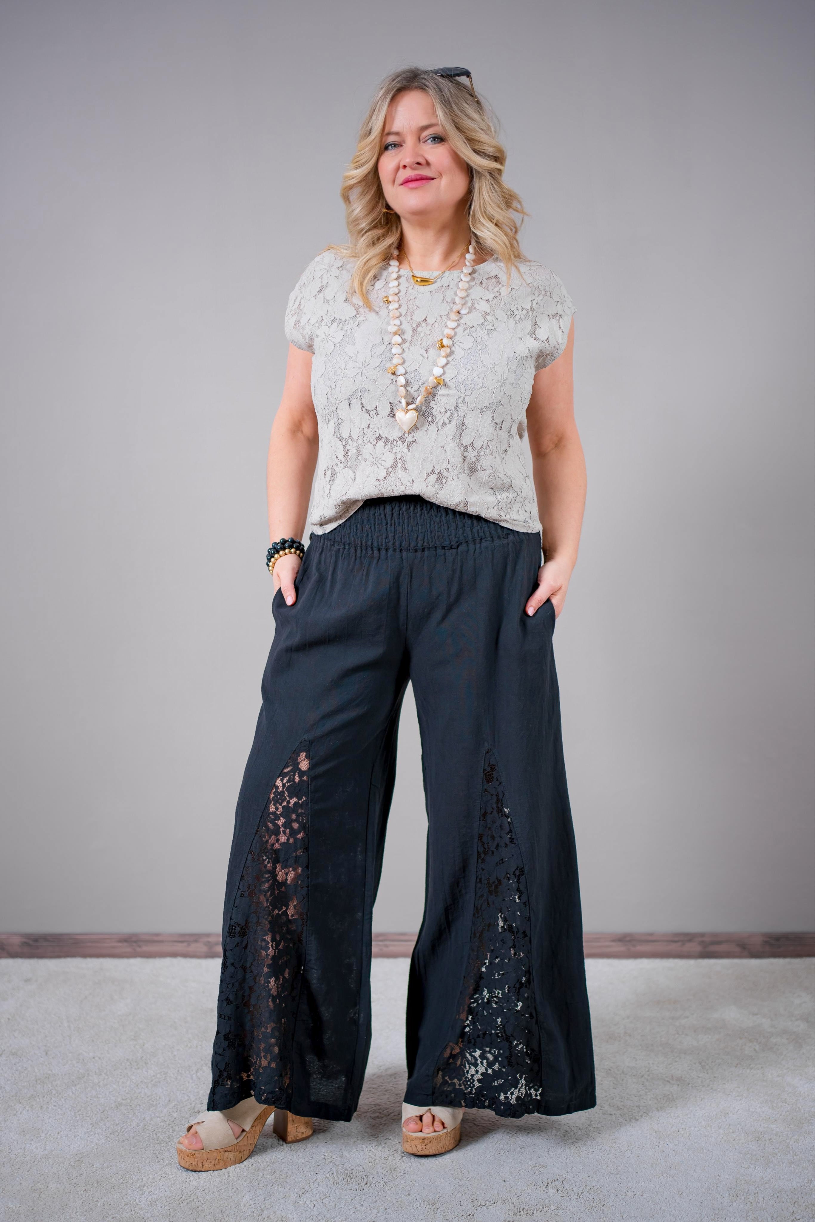 Weite Hose mit Spitzendetail, schwarz