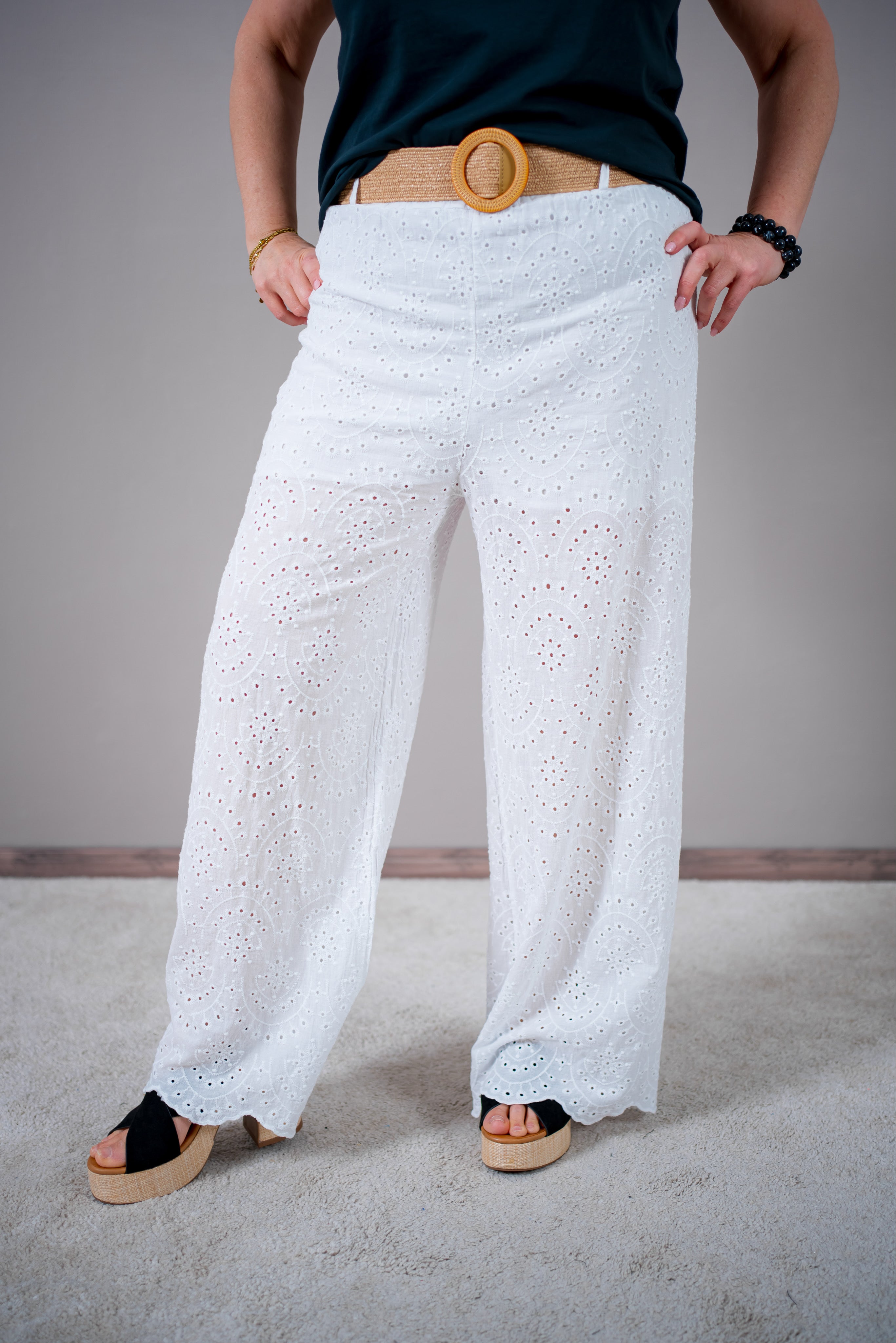 Leichte Baumwollhose mit Lochstickerei und Gürtel, weiß