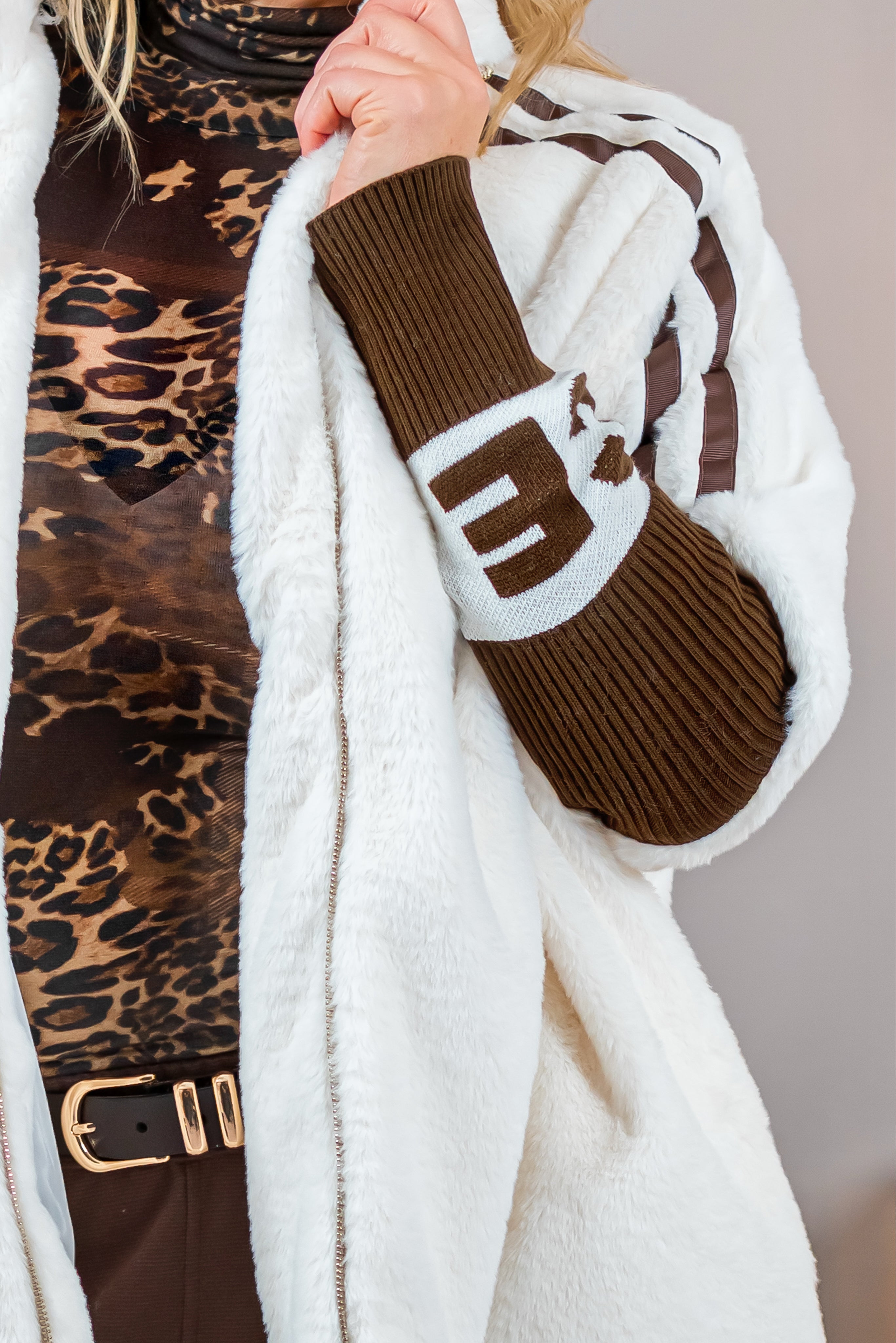 Kuschlige Kunstfelljacke mit Strickarm, ecru