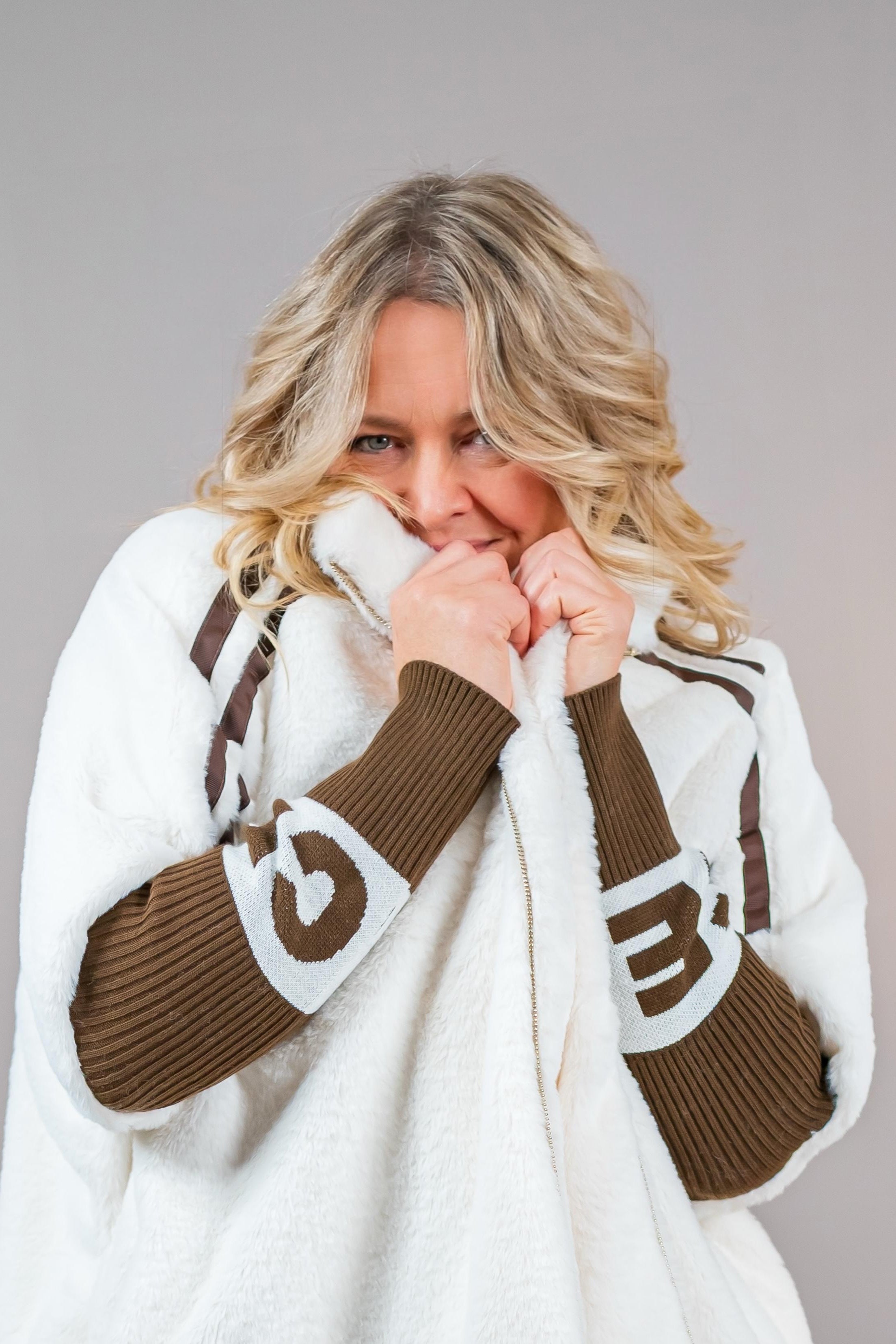 Kuschlige Kunstfelljacke mit Strickarm, ecru