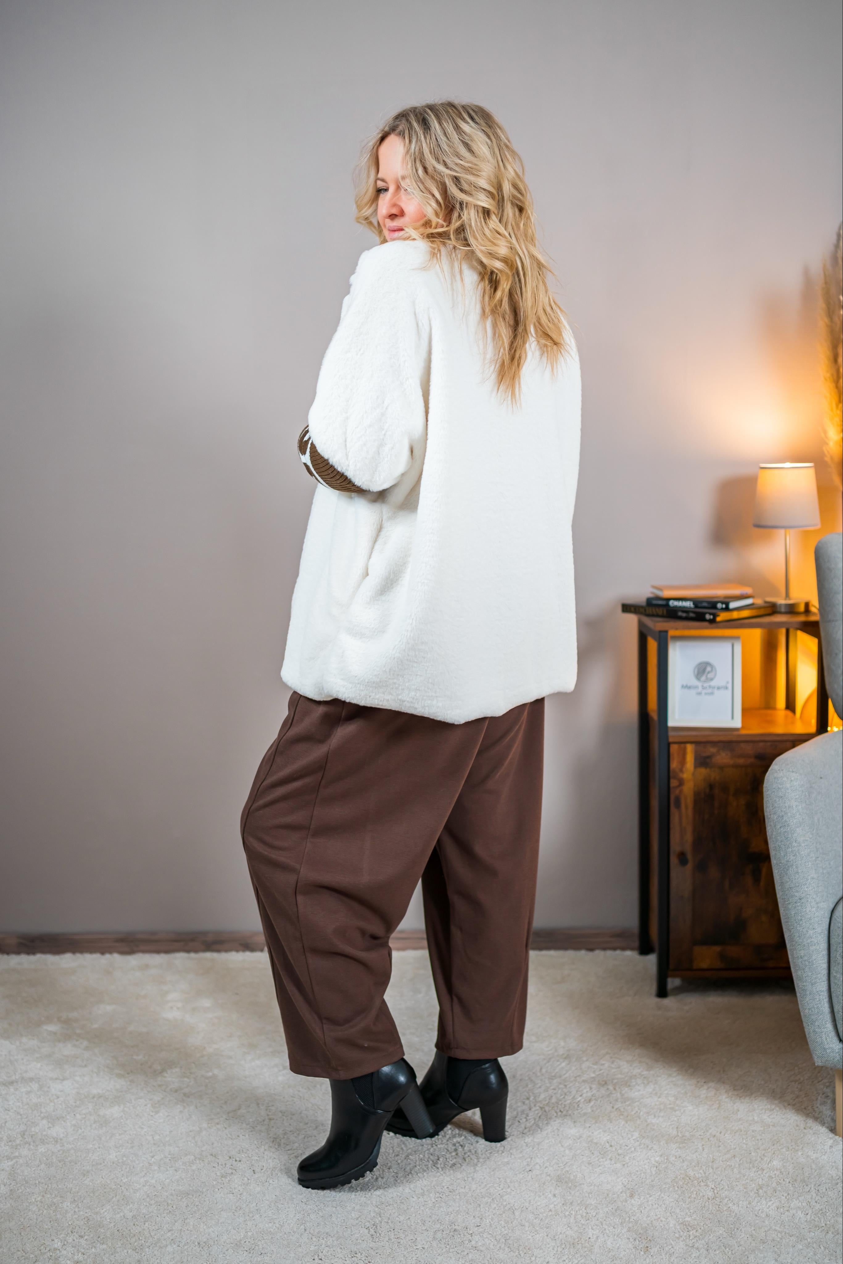 Kuschlige Kunstfelljacke mit Strickarm, ecru