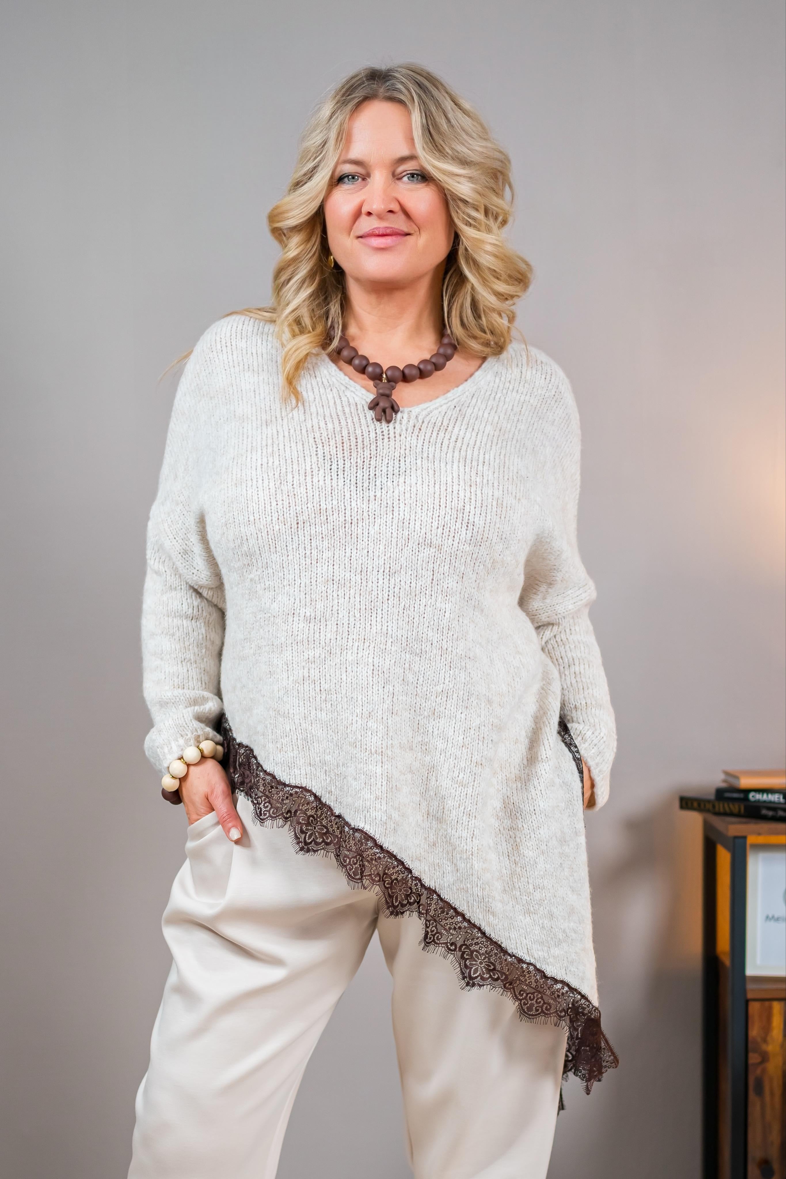 Strickpullover mit Spitzenkante, hellbeige