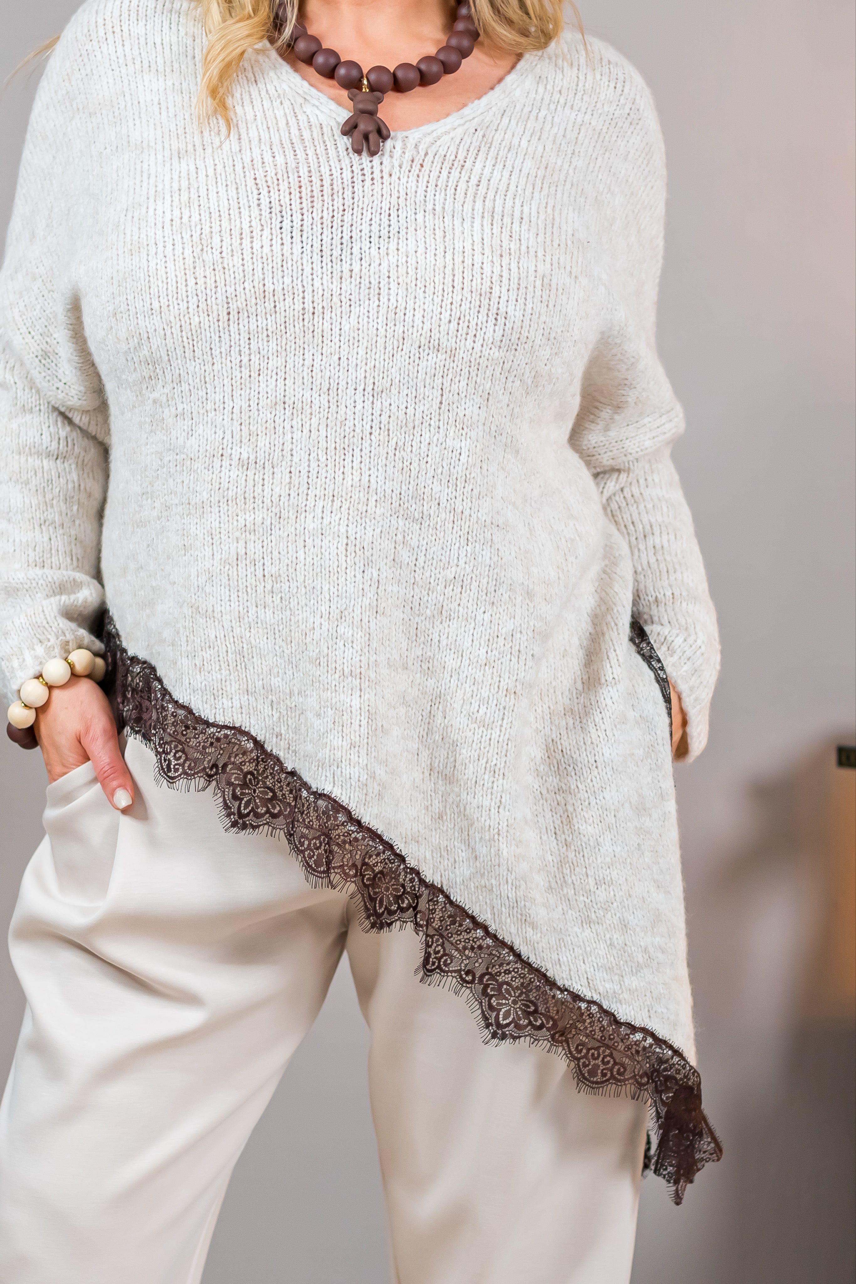 Strickpullover mit Spitzenkante, hellbeige