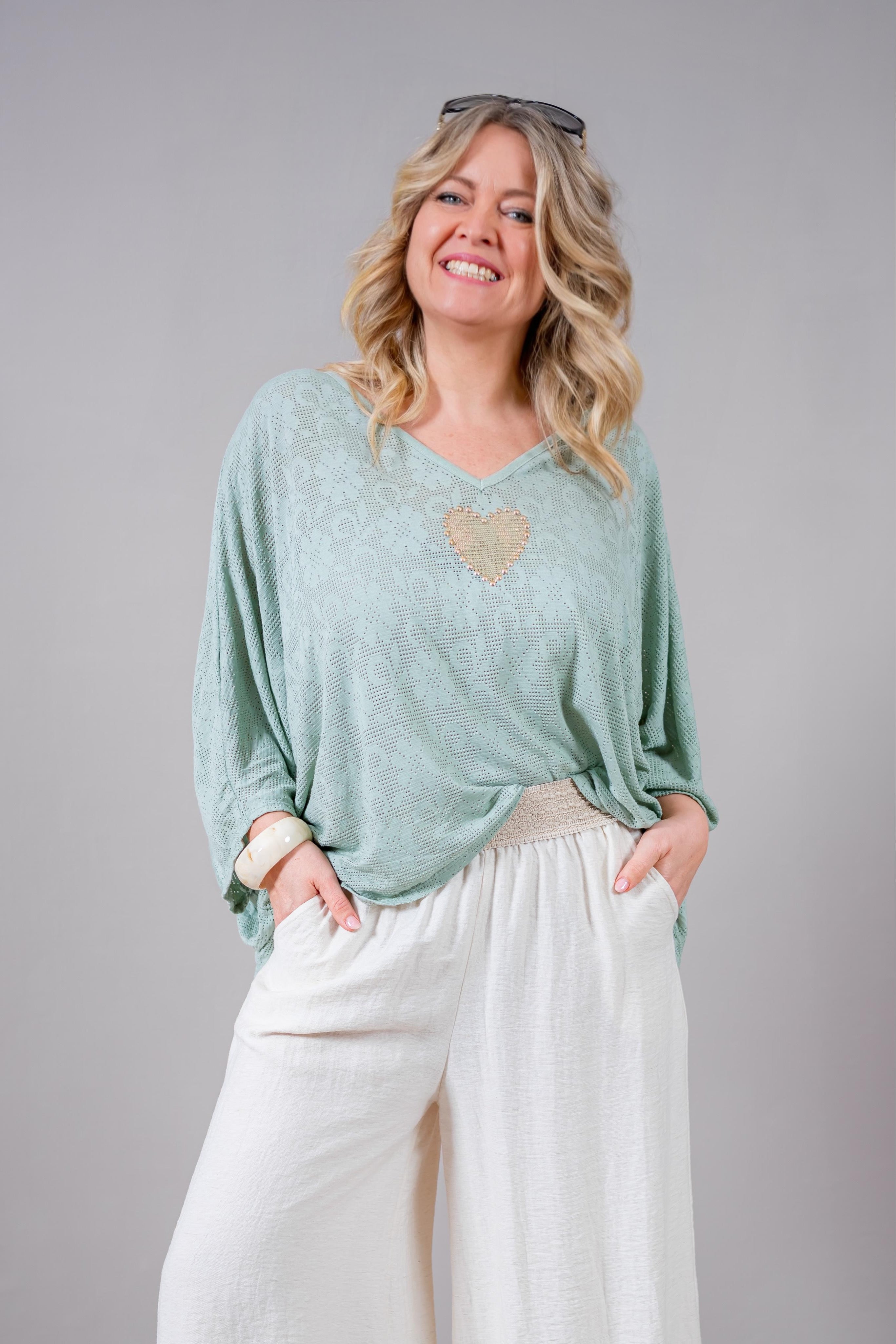 Oversize Shirt mit Lochmuster und goldenem Glitzer-Herz, salbei
