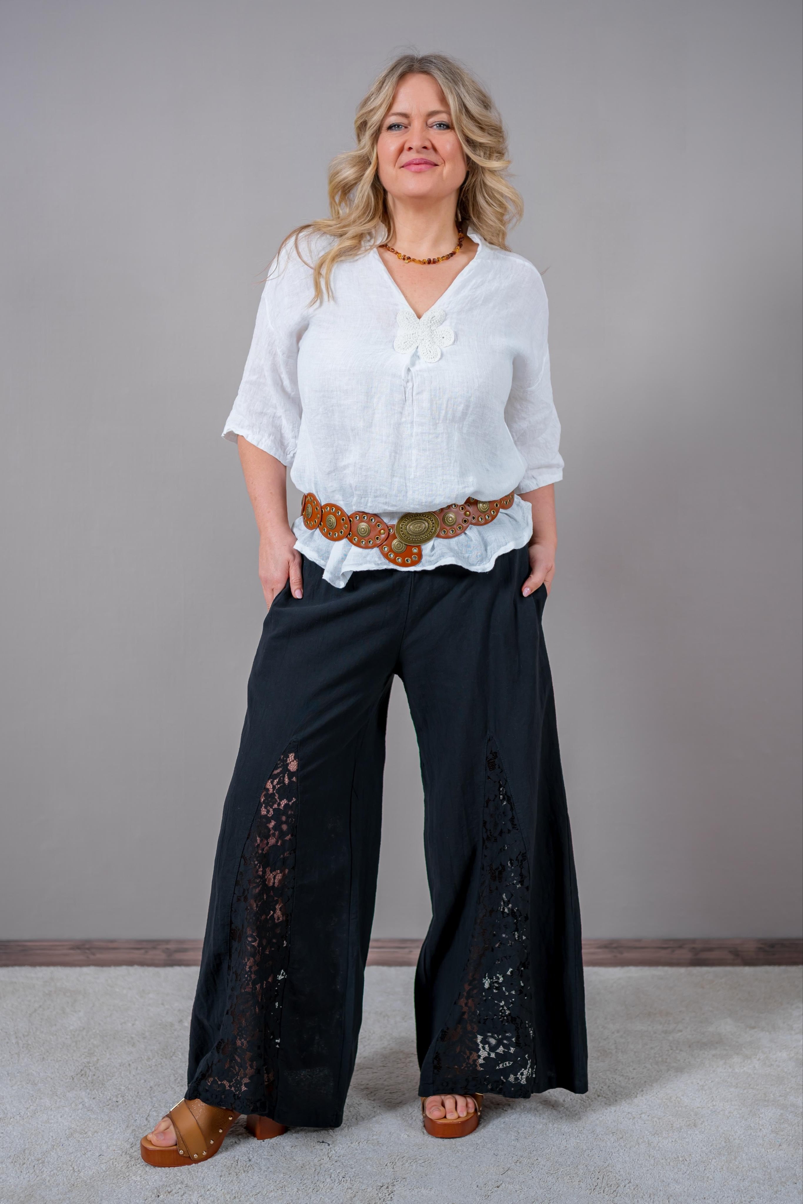 Weite Hose mit Spitzendetail, schwarz