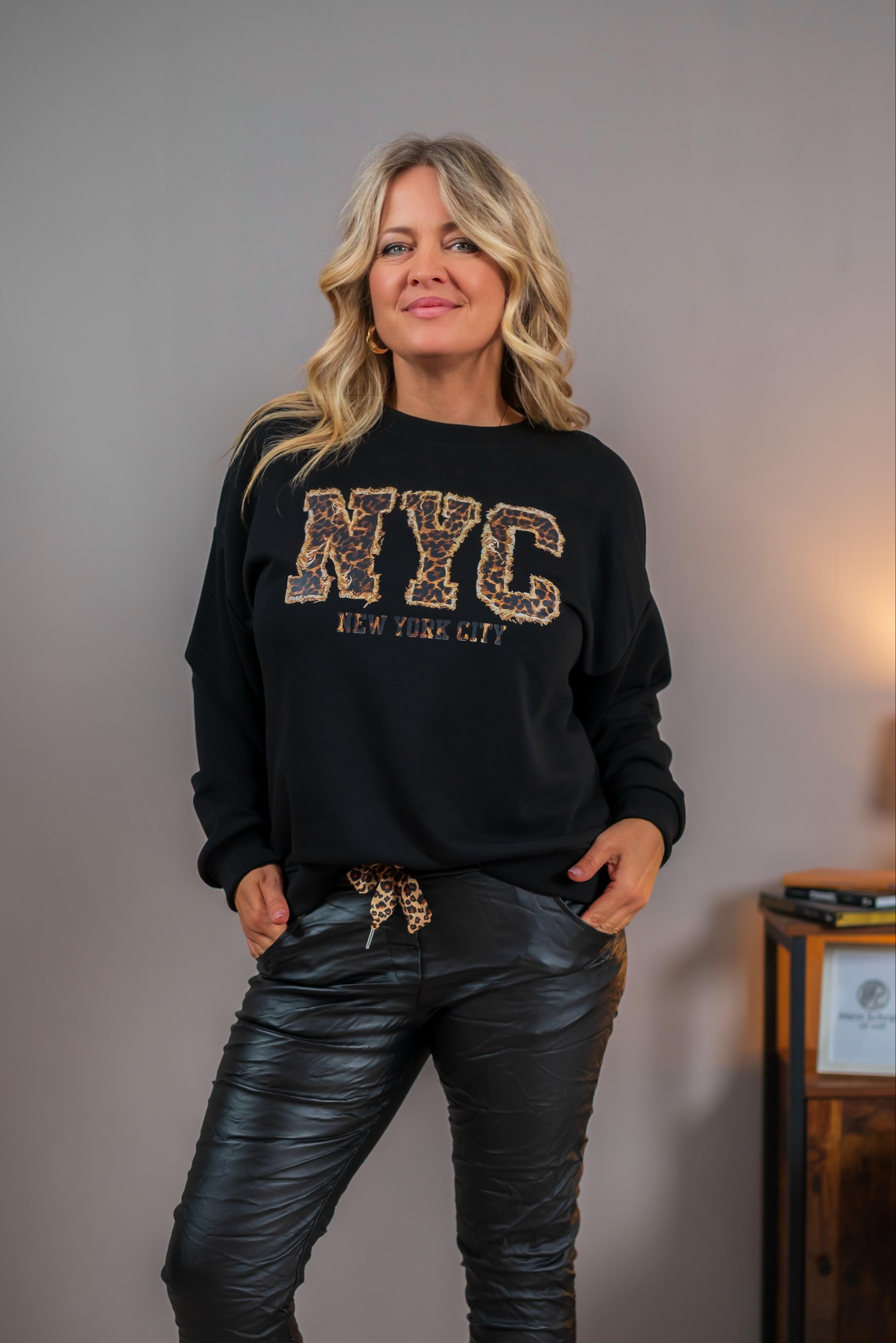 Oversize-Sweater mit Leo-Details, schwarz