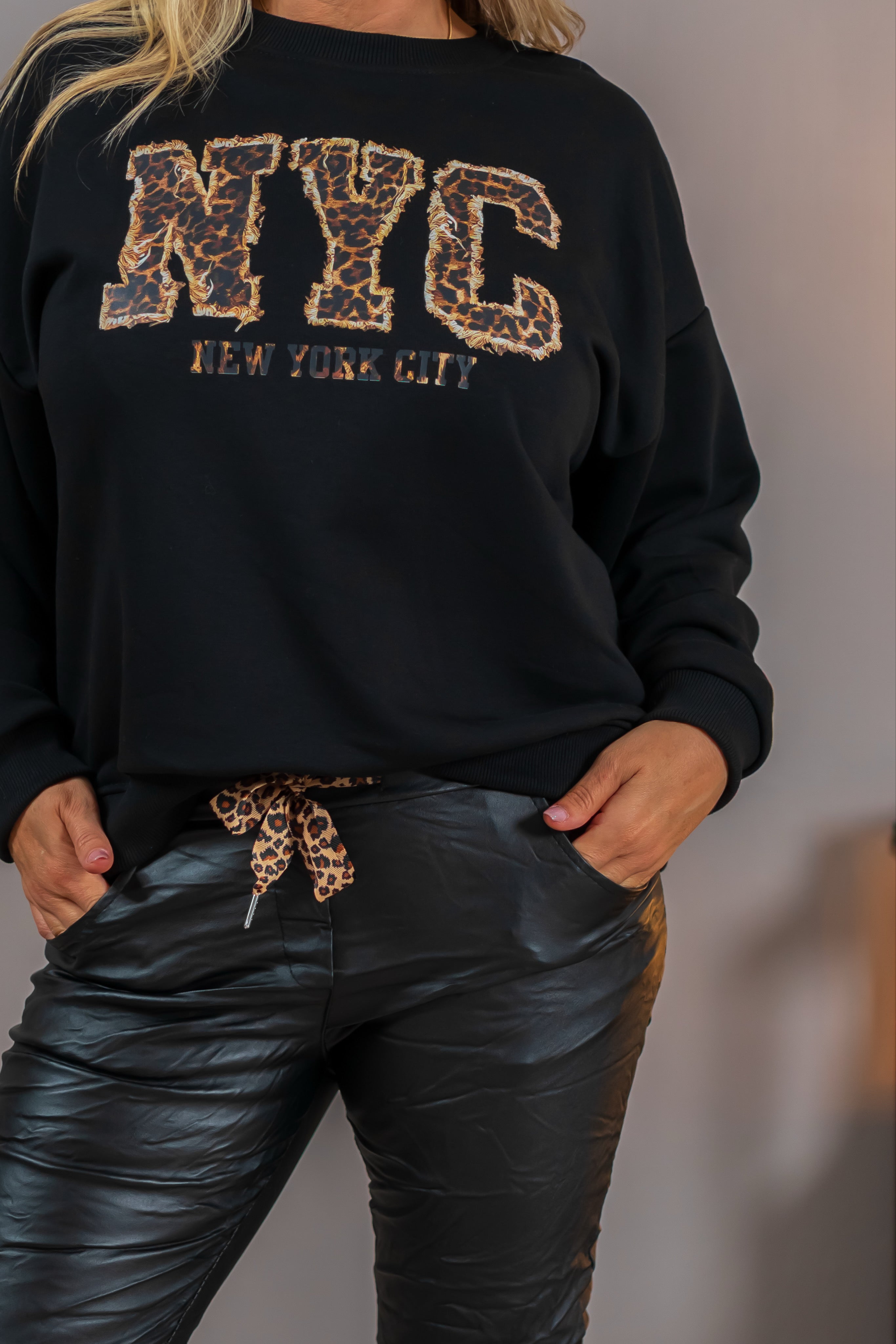 Oversize-Sweater mit Leo-Details, schwarz