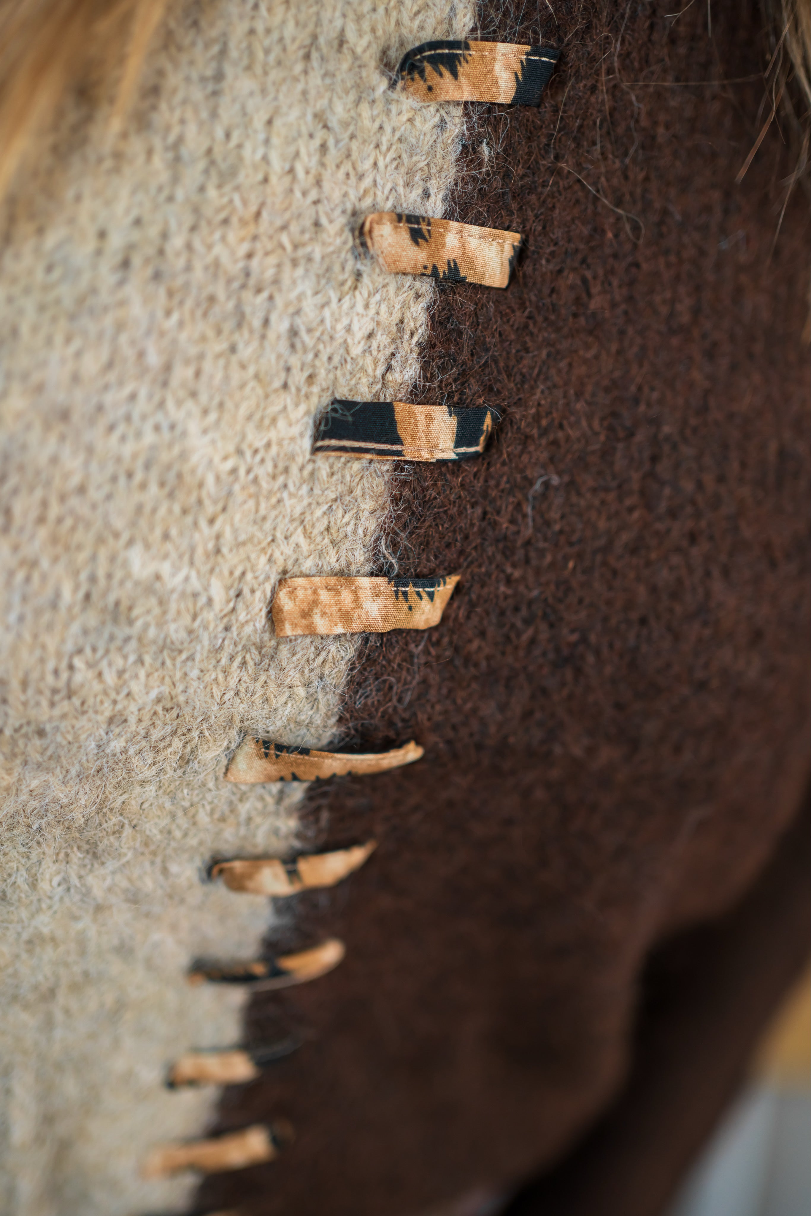 Strickpullover im Block-Design mit Zierbändern